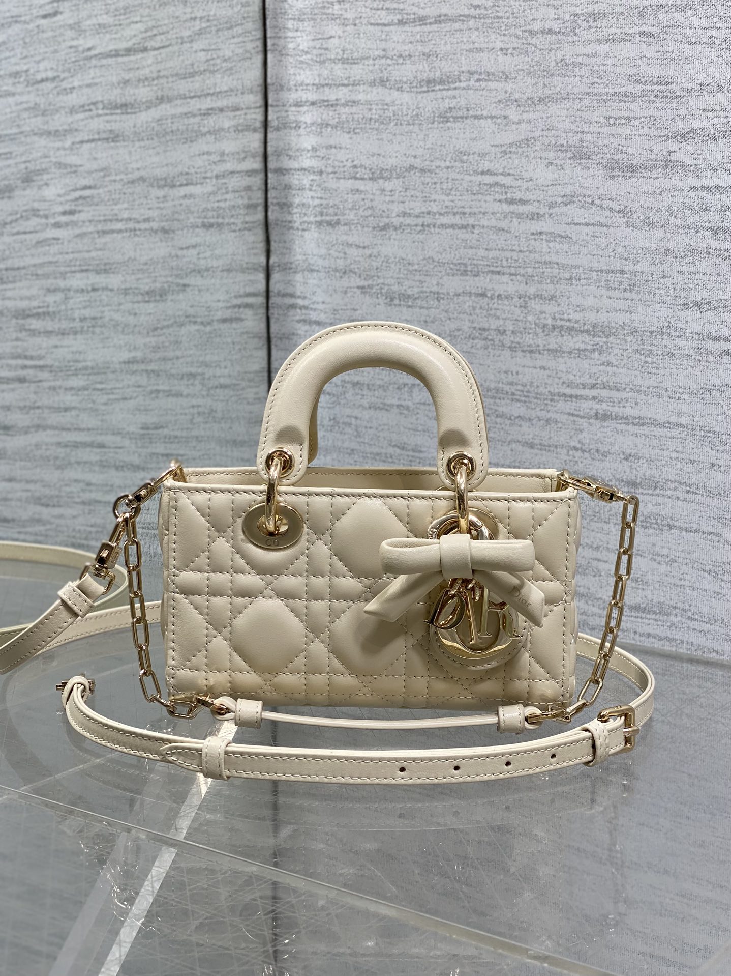 浅米色迷你现货‼️D-Joy bag最新蝴蝶结🎀羊皮2026款时尚果然就是轮回，回归了一把中古戴妃长方包