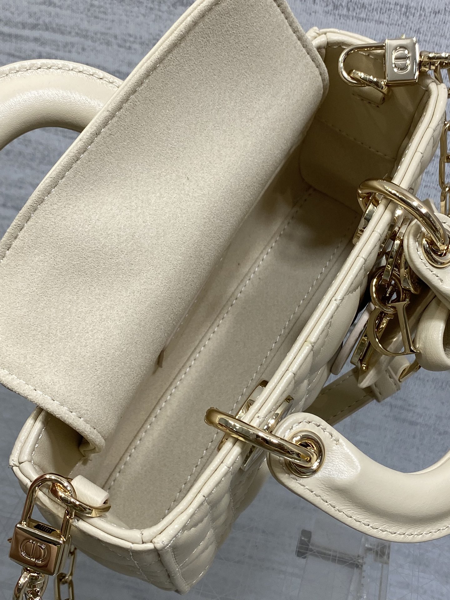 浅米色迷你现货‼️D-Joy bag最新蝴蝶结🎀羊皮2026款时尚果然就是轮回，回归了一把中古戴妃长方包