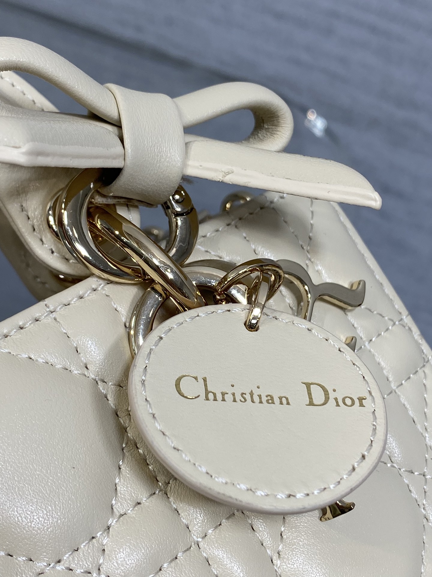 浅米色迷你现货‼️D-Joy bag最新蝴蝶结🎀羊皮2026款时尚果然就是轮回，回归了一把中古戴妃长方包