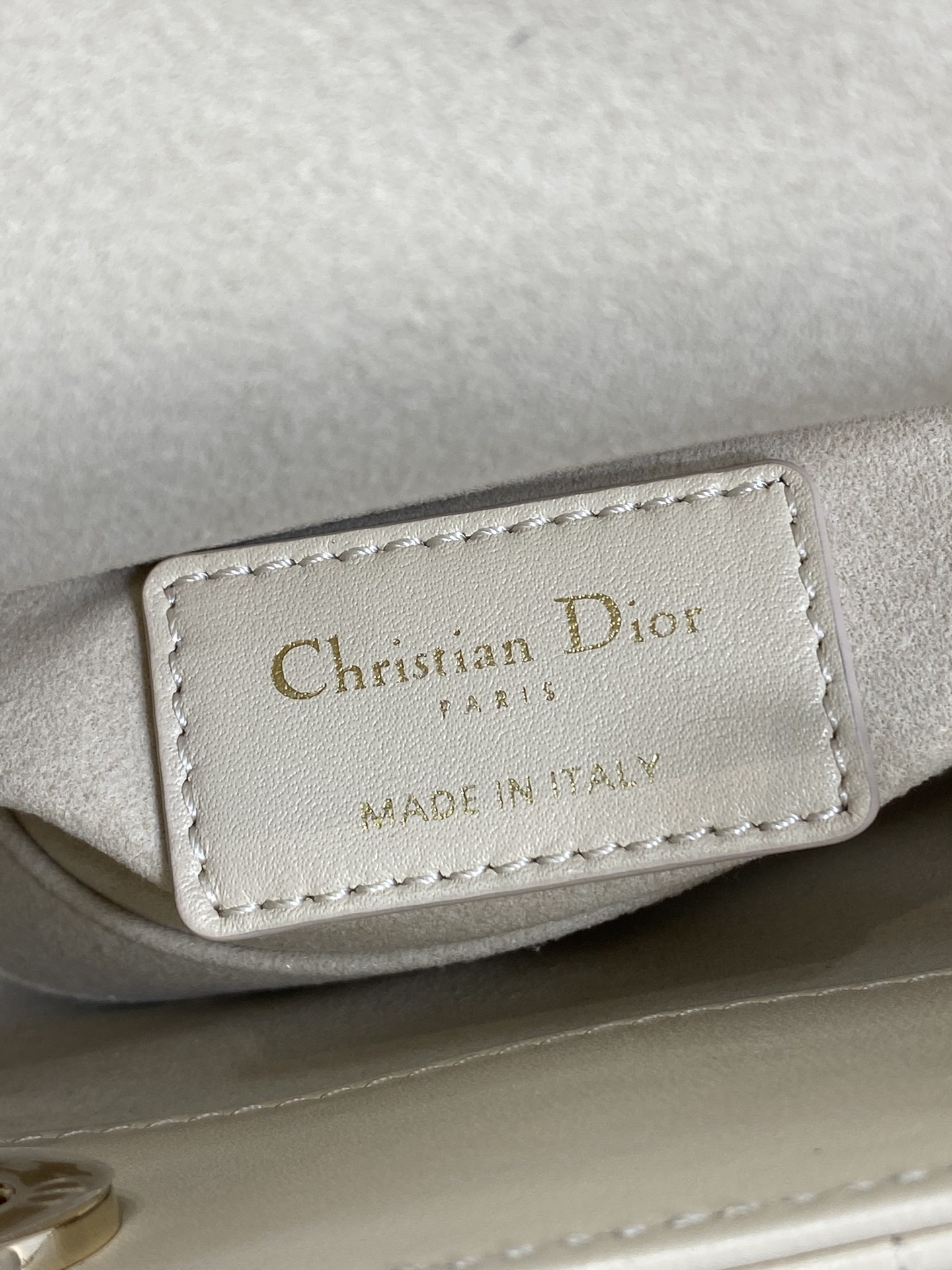 浅米色迷你现货‼️D-Joy bag最新蝴蝶结🎀羊皮2026款时尚果然就是轮回，回归了一把中古戴妃长方包