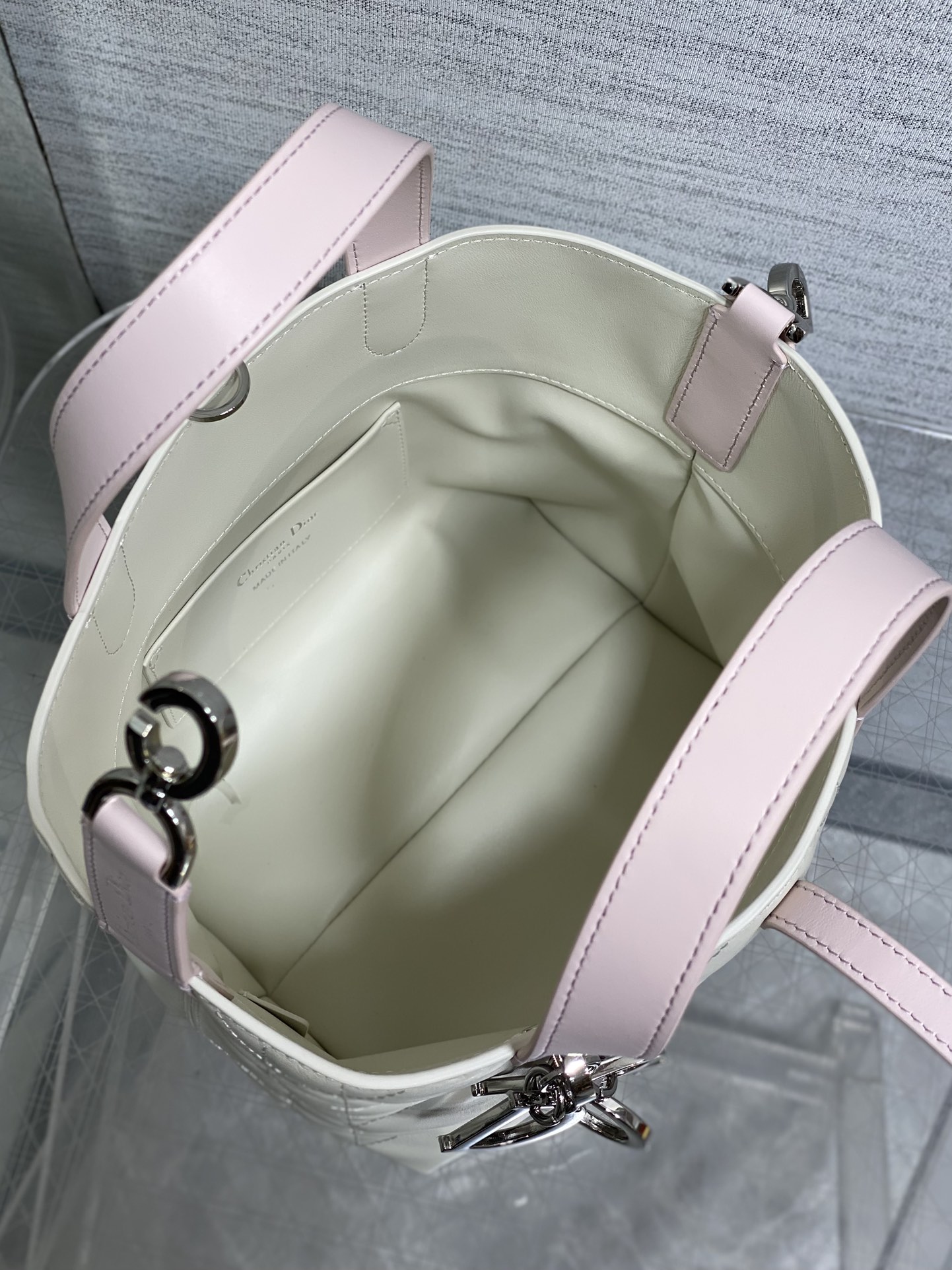 银扣现货‼️Toujours竖版系列银扣粉白拼色小号，最美的拼色来了，简约又不失百搭，专属的菜篮子，有点