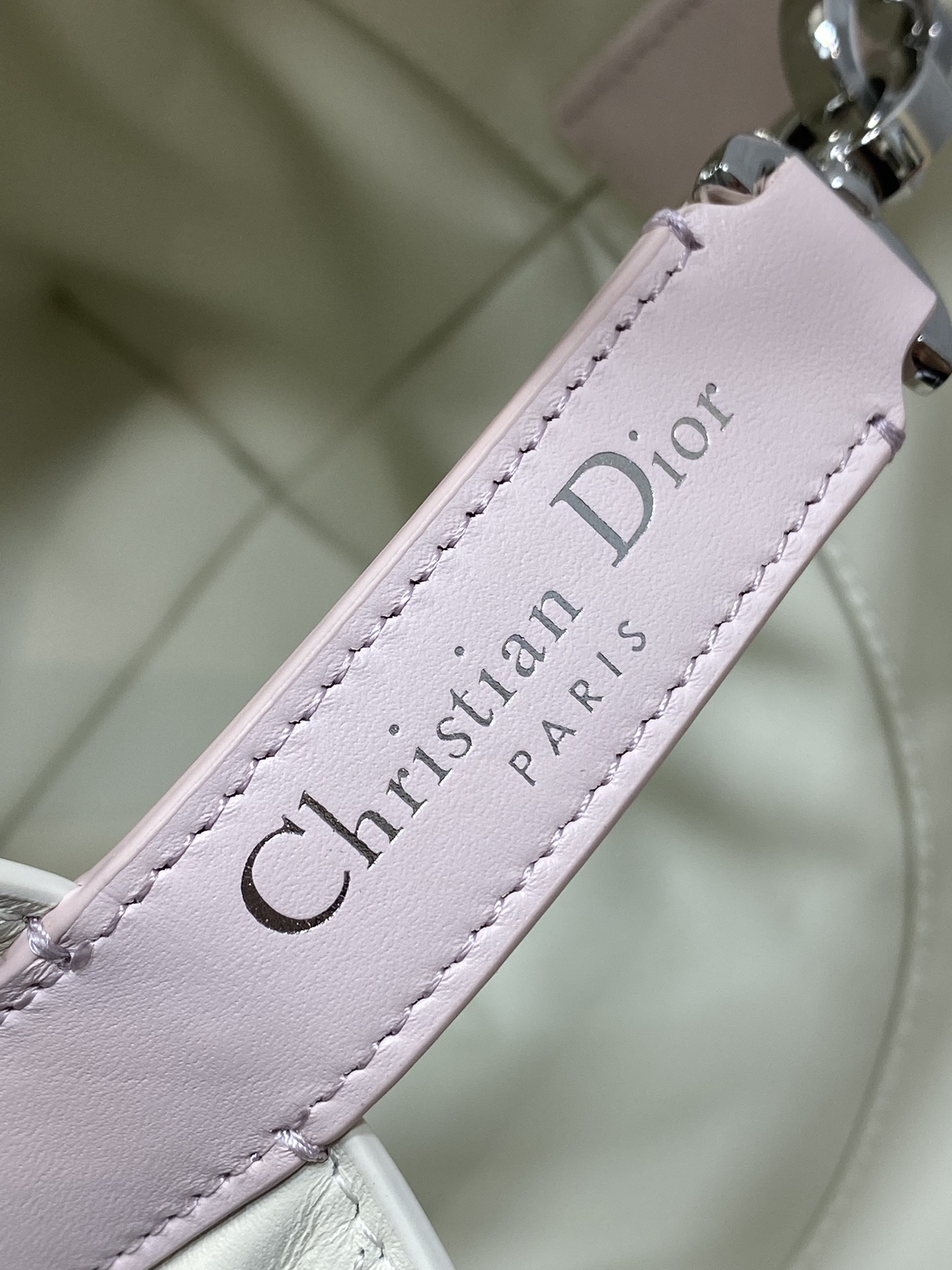 银扣现货‼️Toujours竖版系列银扣粉白拼色小号，最美的拼色来了，简约又不失百搭，专属的菜篮子，有点