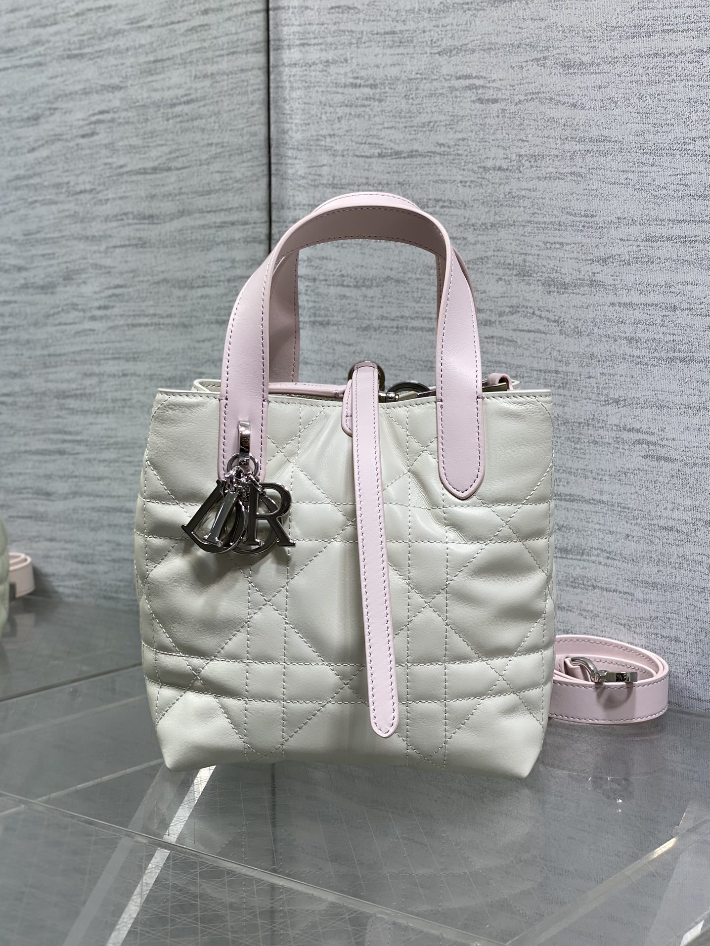 银扣现货‼️Toujours竖版系列银扣粉白拼色小号，最美的拼色来了，简约又不失百搭，专属的菜篮子，有点