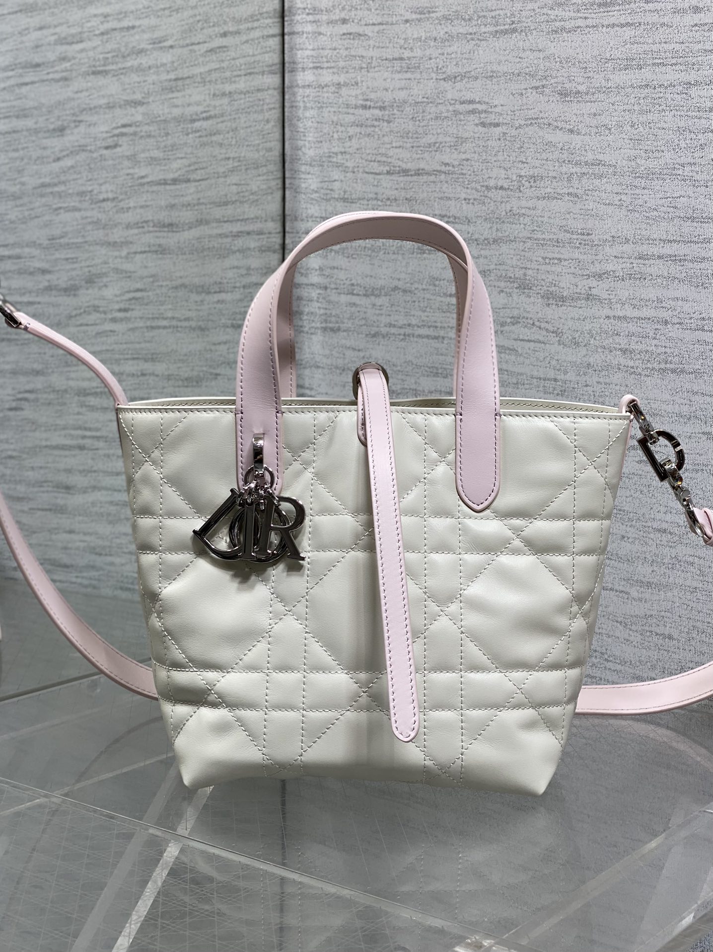 银扣现货‼️Toujours竖版系列银扣粉白拼色小号，最美的拼色来了，简约又不失百搭，专属的菜篮子，有点