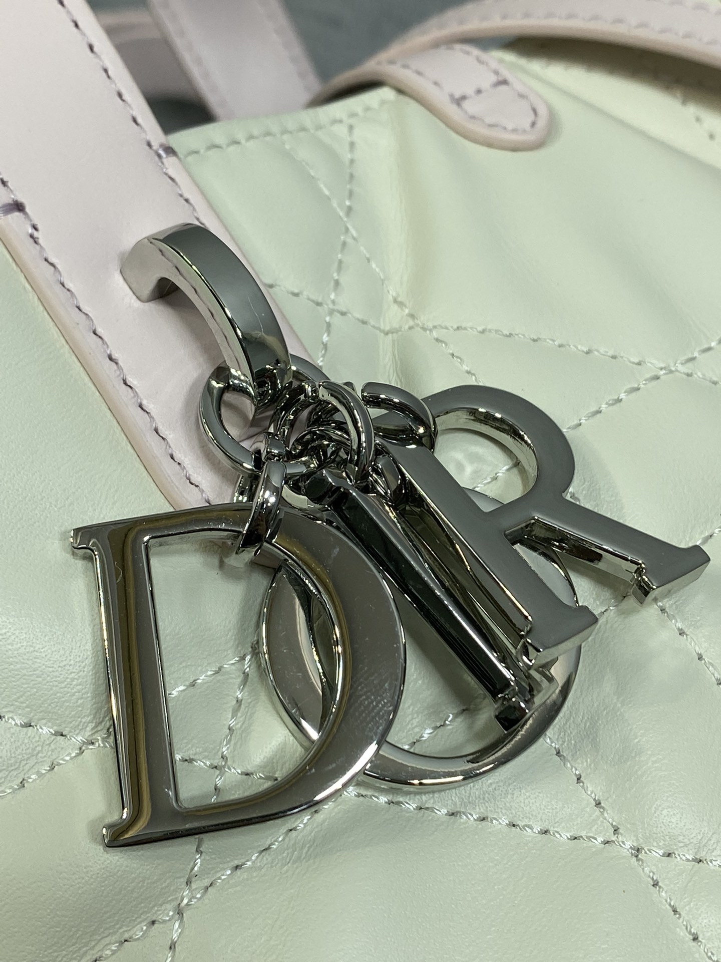 银扣现货‼️Toujours竖版系列银扣粉白拼色小号，最美的拼色来了，简约又不失百搭，专属的菜篮子，有点