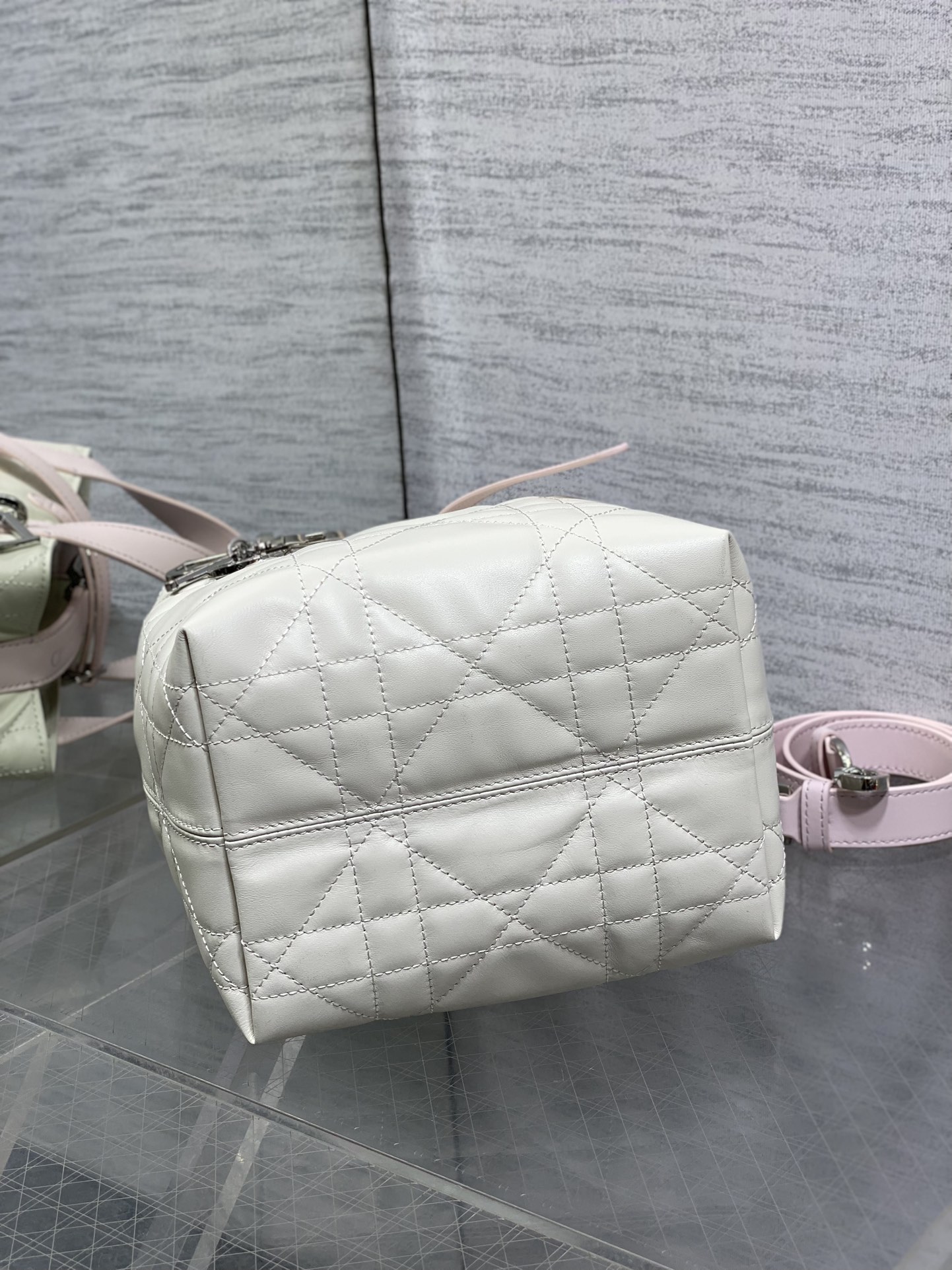 银扣现货‼️Toujours竖版系列银扣粉白拼色小号，最美的拼色来了，简约又不失百搭，专属的菜篮子，有点