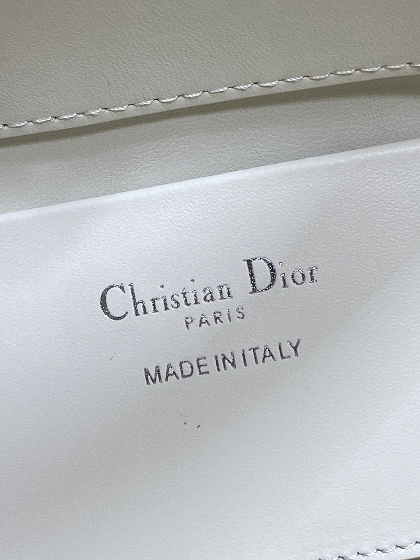 银扣现货‼️Toujours竖版系列银扣粉白拼色小号，最美的拼色来了，简约又不失百搭，专属的菜篮子，有点