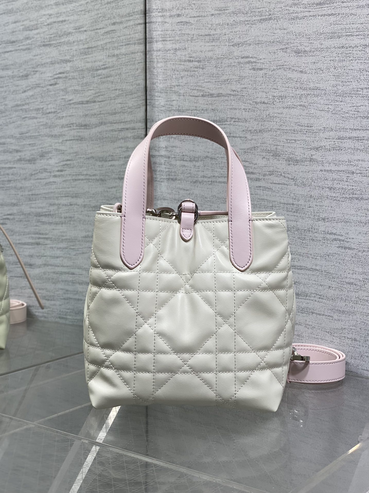 银扣现货‼️Toujours竖版系列银扣粉白拼色小号，最美的拼色来了，简约又不失百搭，专属的菜篮子，有点