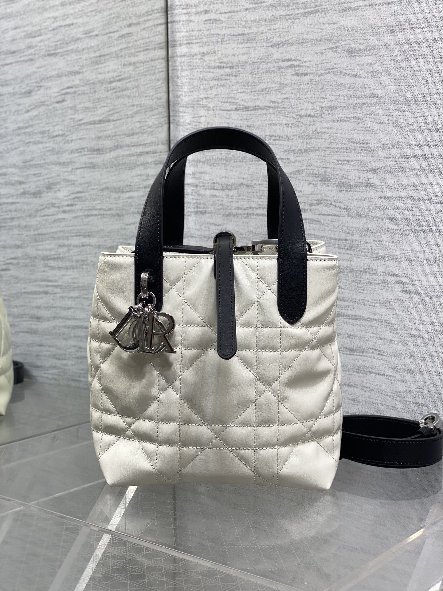 银扣现货‼️Toujours竖版系列银扣黑白拼色小号，最美的熊猫拼色来了，简约又不失百搭，专属的菜篮子，