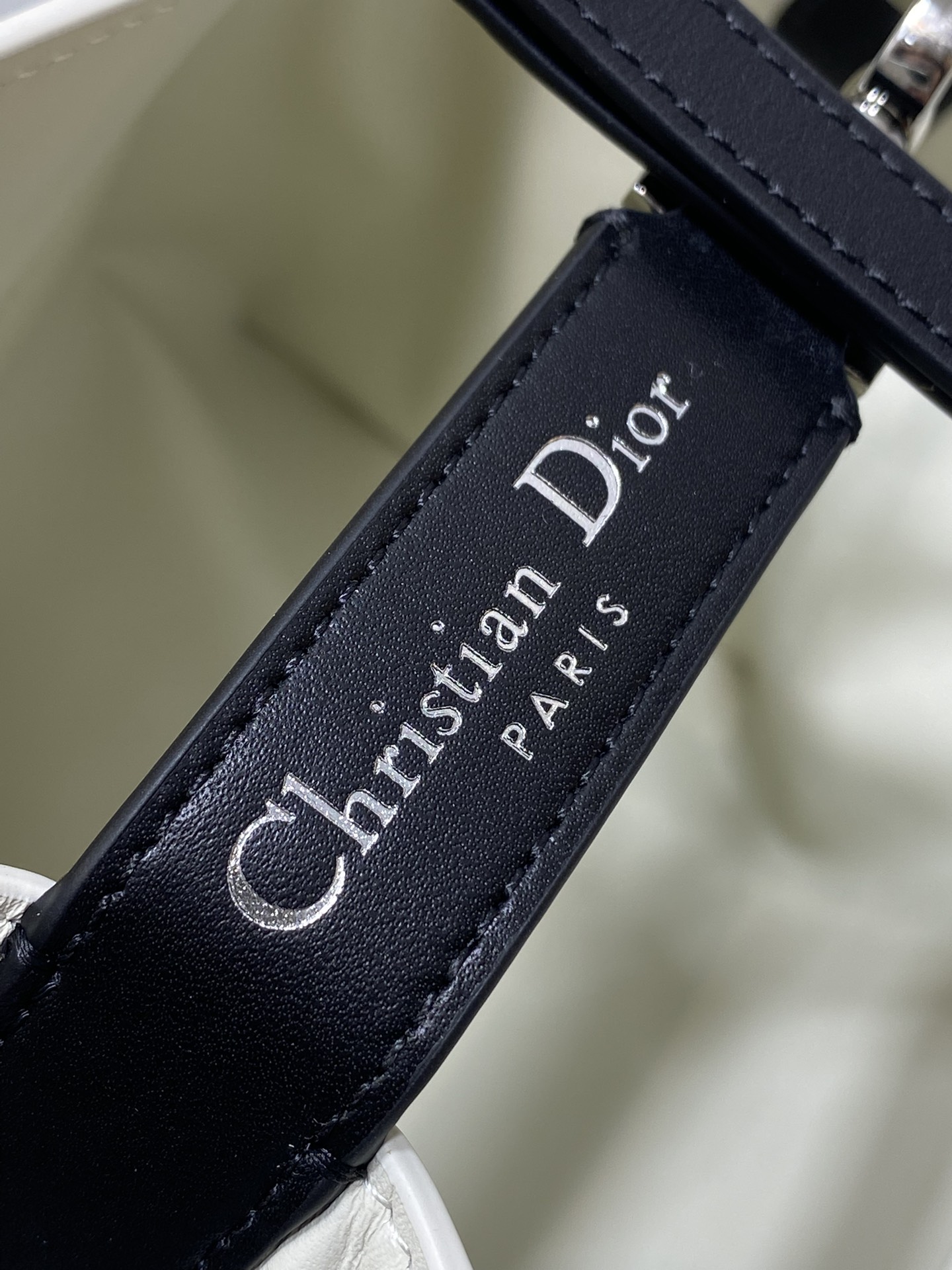 银扣现货‼️Toujours竖版系列银扣黑白拼色小号，最美的熊猫拼色来了，简约又不失百搭，专属的菜篮子，