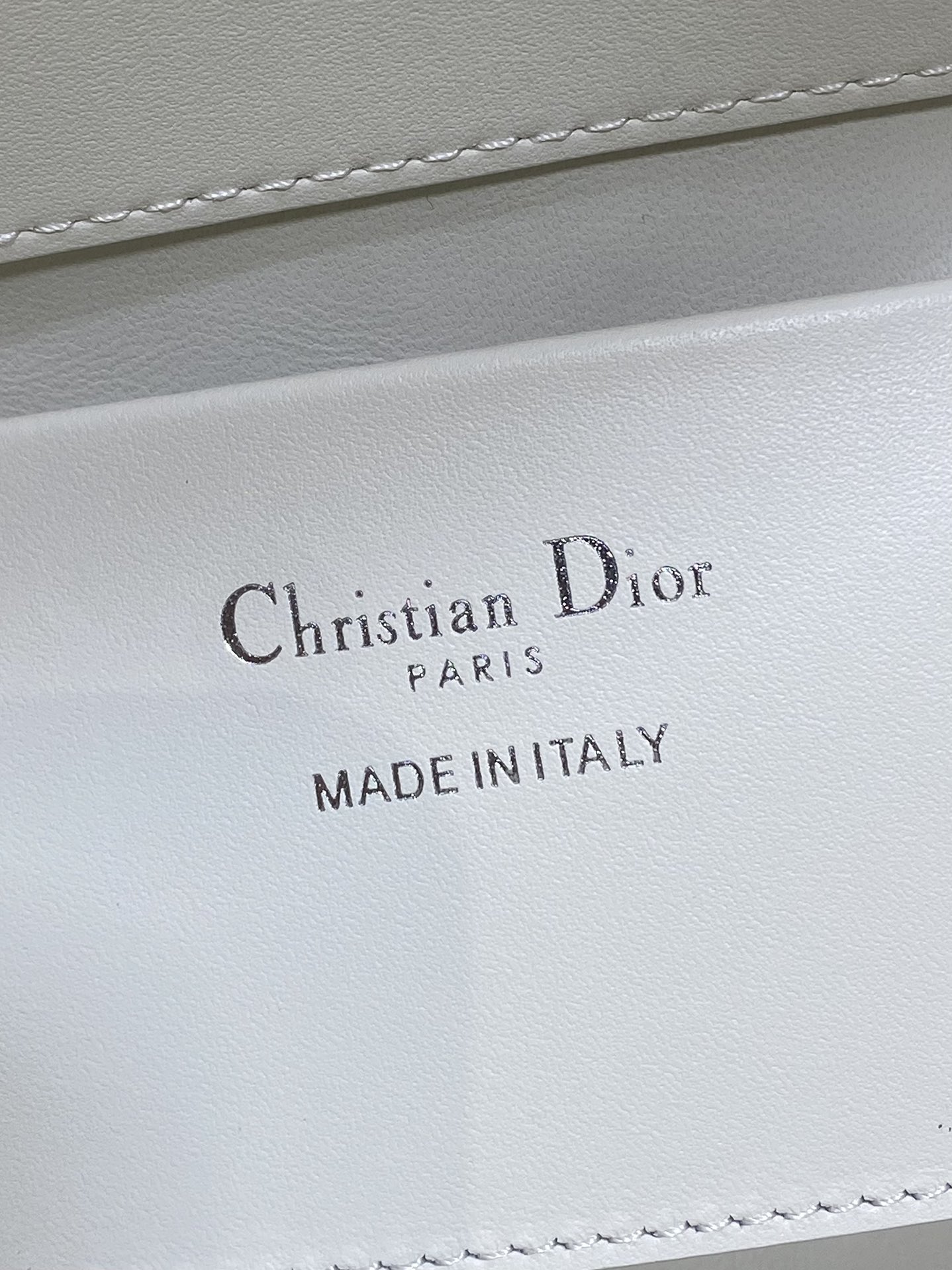 银扣现货‼️Toujours竖版系列银扣黑白拼色小号，最美的熊猫拼色来了，简约又不失百搭，专属的菜篮子，