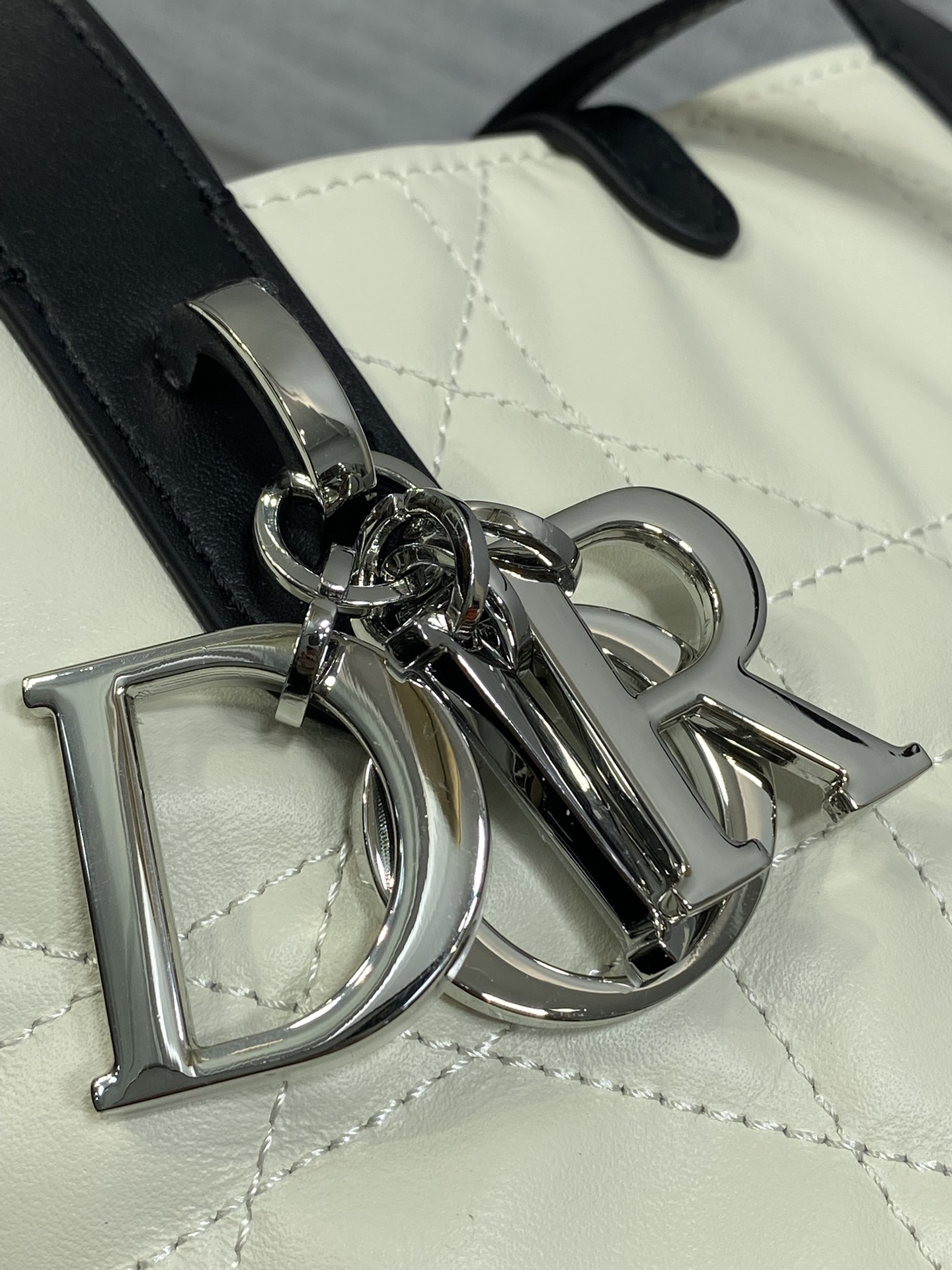 银扣现货‼️Toujours竖版系列银扣黑白拼色小号，最美的熊猫拼色来了，简约又不失百搭，专属的菜篮子，