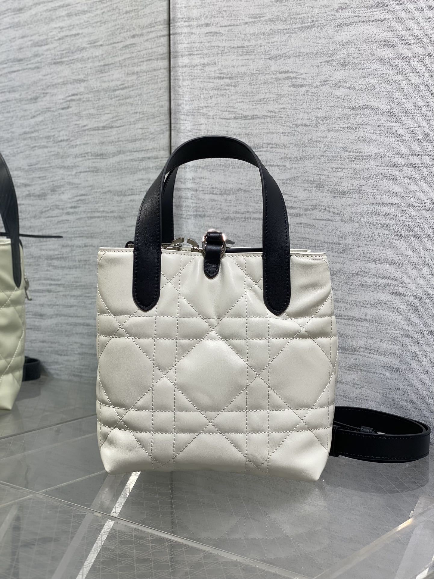 银扣现货‼️Toujours竖版系列银扣黑白拼色小号，最美的熊猫拼色来了，简约又不失百搭，专属的菜篮子，