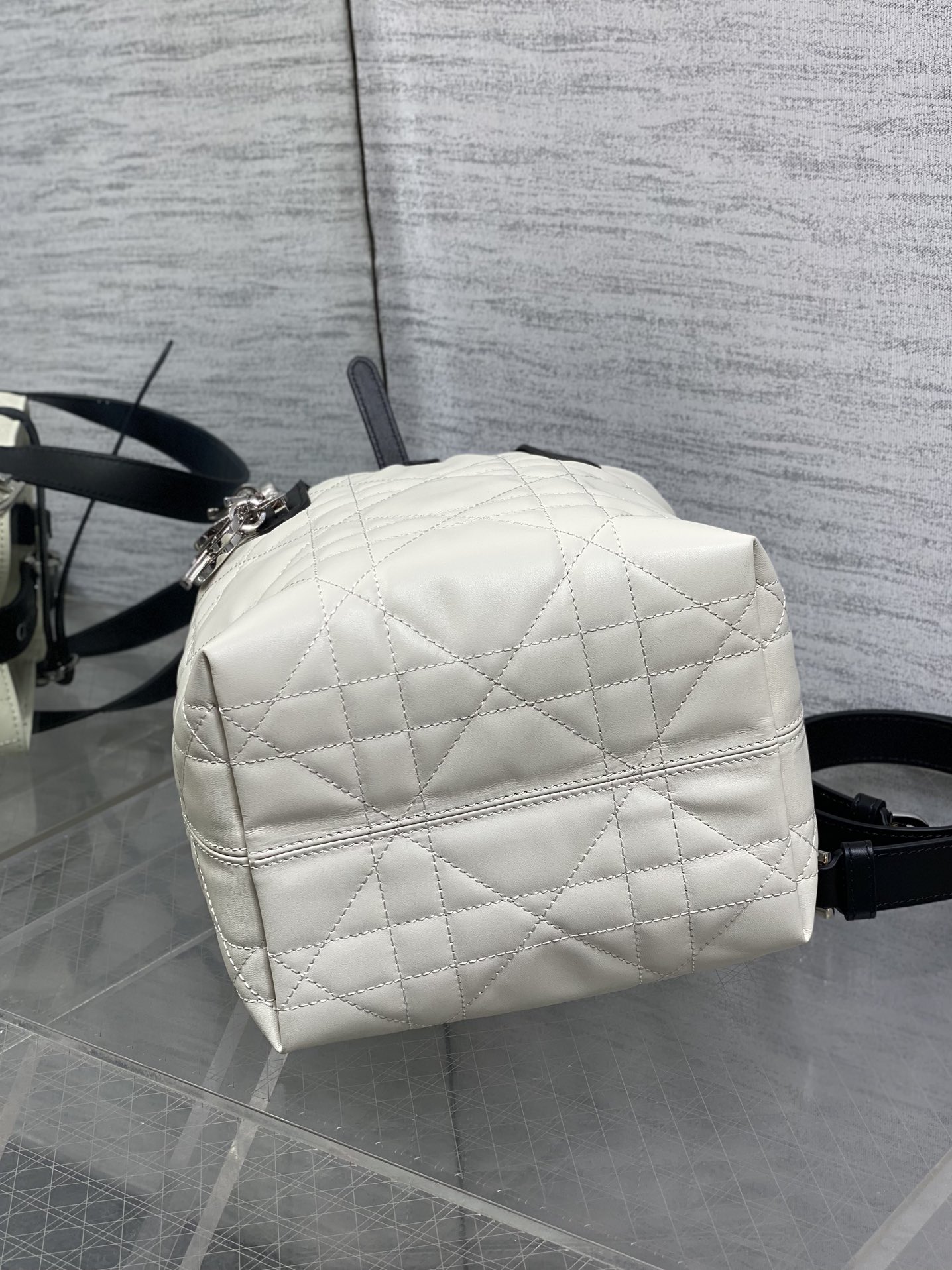 银扣现货‼️Toujours竖版系列银扣黑白拼色小号，最美的熊猫拼色来了，简约又不失百搭，专属的菜篮子，