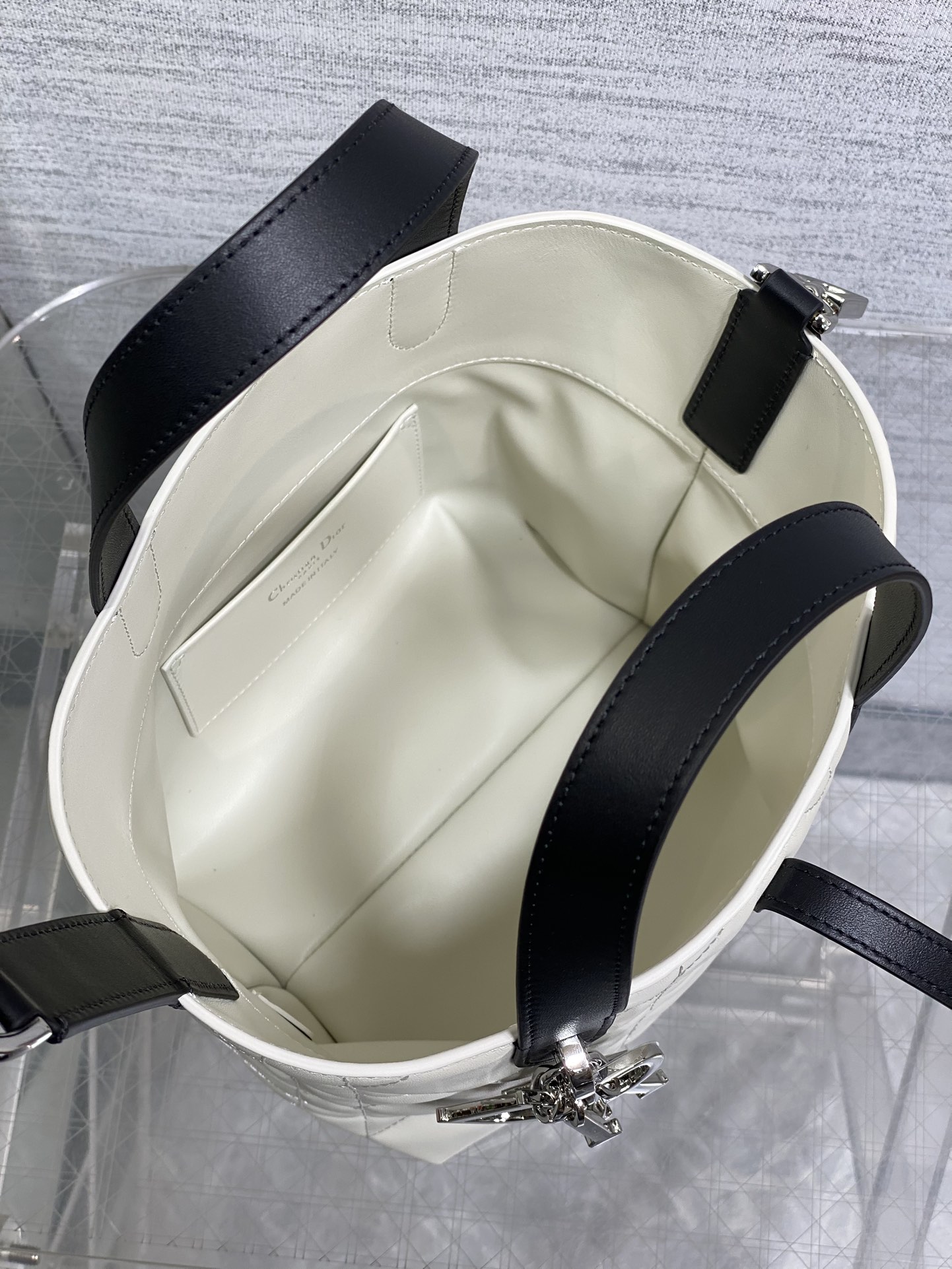 银扣现货‼️Toujours竖版系列银扣黑白拼色小号，最美的熊猫拼色来了，简约又不失百搭，专属的菜篮子，