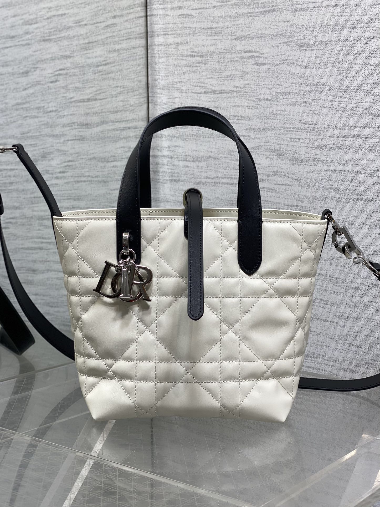 银扣现货‼️Toujours竖版系列银扣黑白拼色小号，最美的熊猫拼色来了，简约又不失百搭，专属的菜篮子，