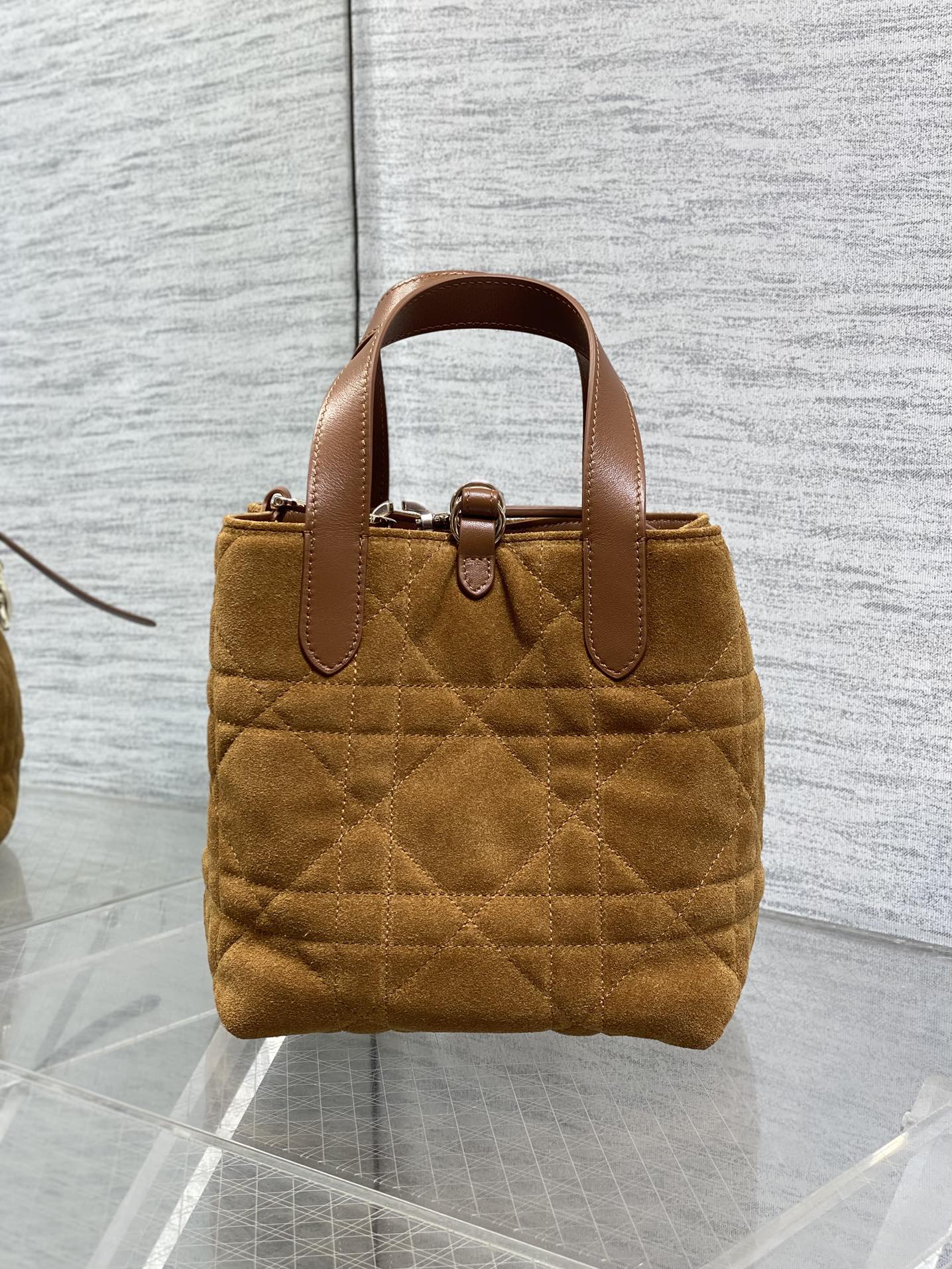 绒面皮现货‼️Toujours竖版系列最新绒面皮配皮小号，简约又不失百搭，专属的菜篮子，有点太美了，高颜