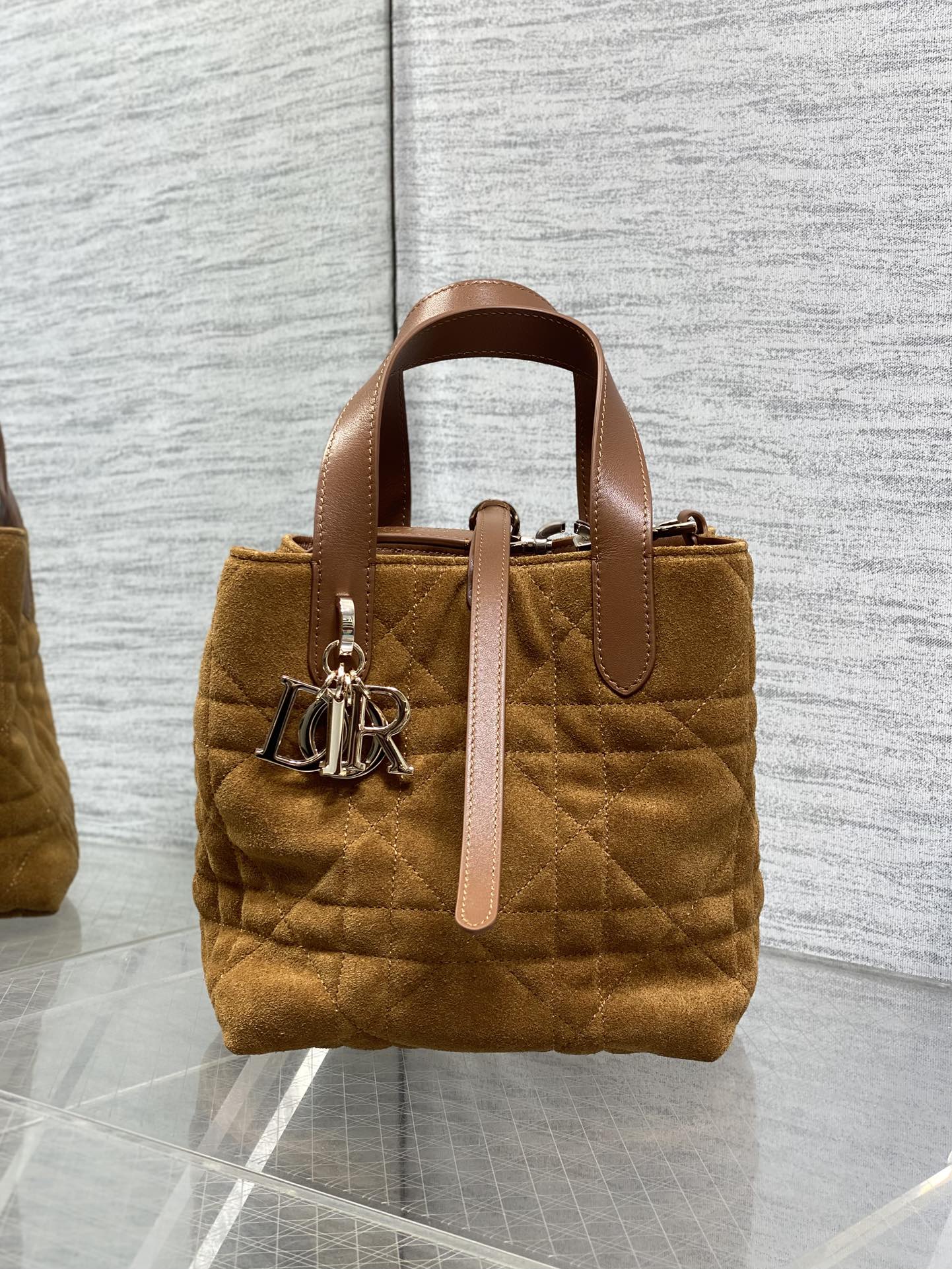 绒面皮现货‼️Toujours竖版系列最新绒面皮配皮小号，简约又不失百搭，专属的菜篮子，有点太美了，高颜