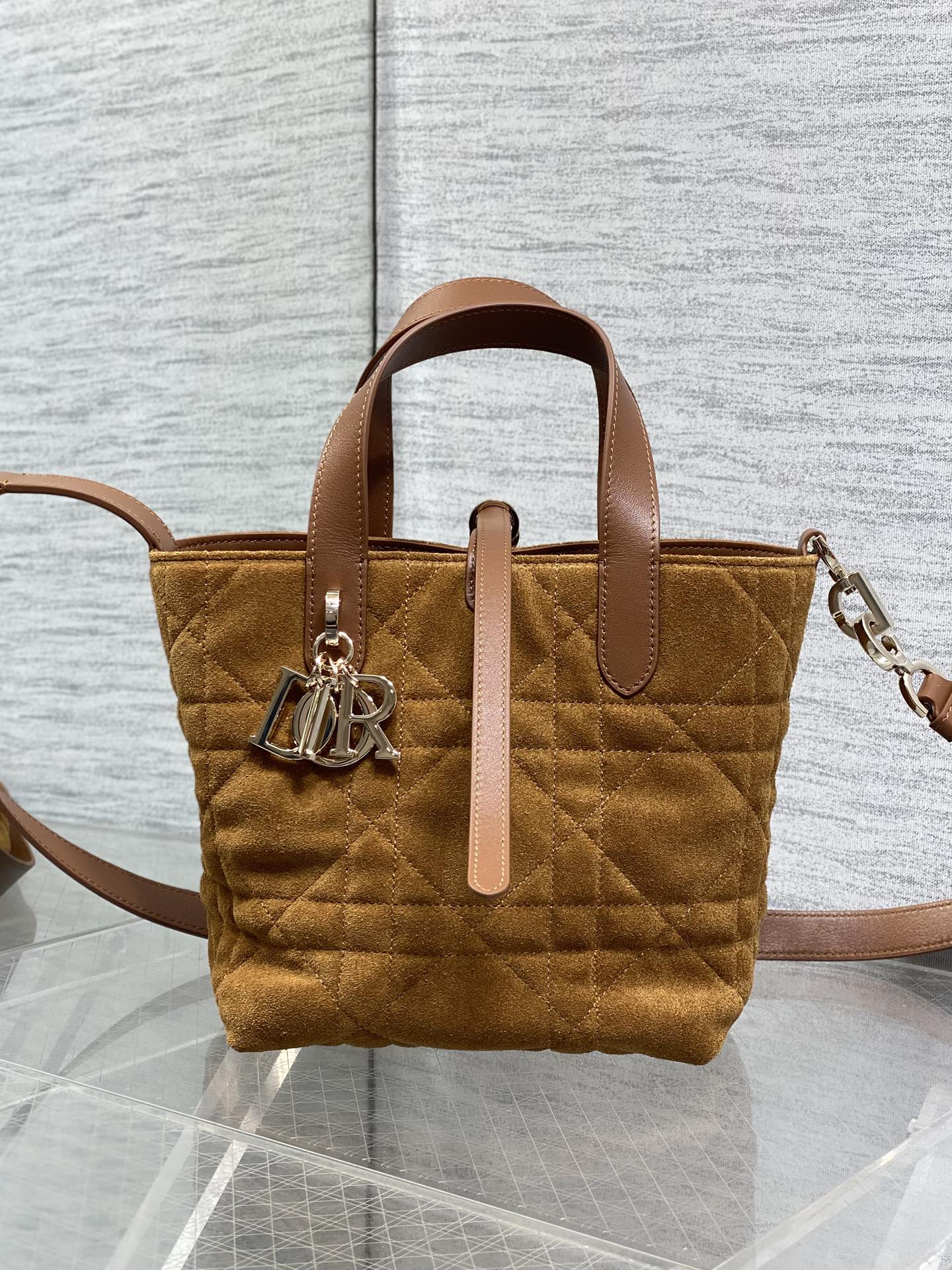 绒面皮现货‼️Toujours竖版系列最新绒面皮配皮小号，简约又不失百搭，专属的菜篮子，有点太美了，高颜