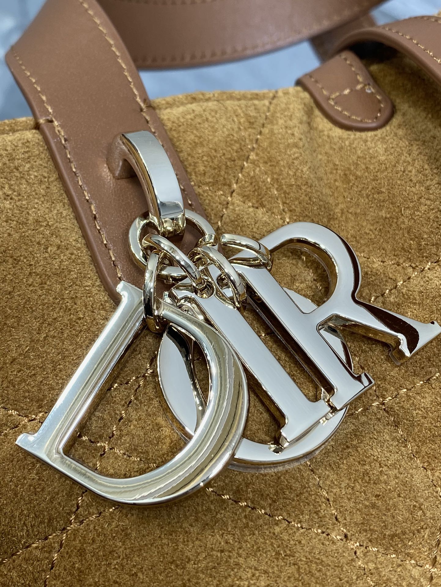 绒面皮现货‼️Toujours竖版系列最新绒面皮配皮小号，简约又不失百搭，专属的菜篮子，有点太美了，高颜