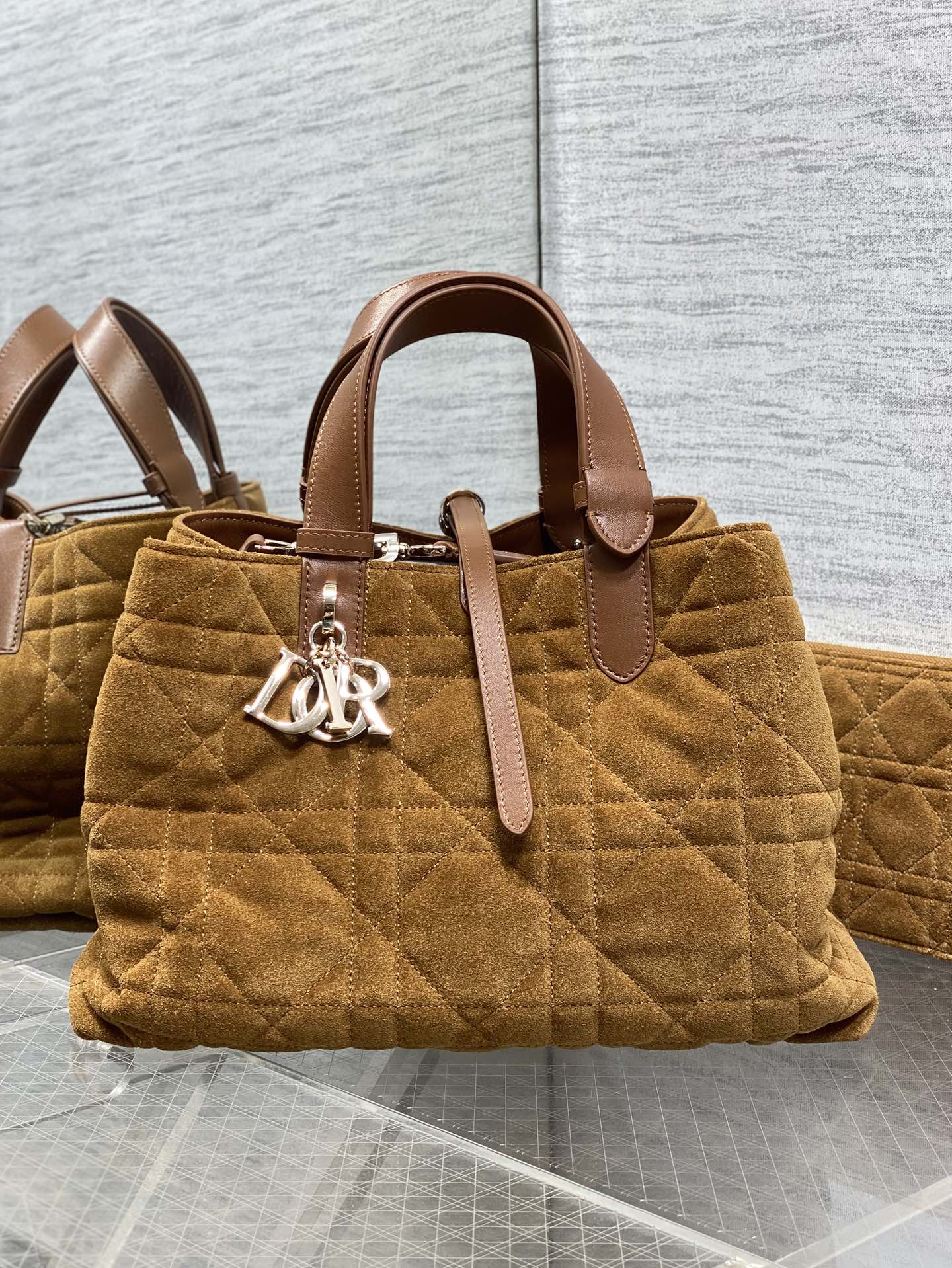 中号现货‼️Toujours系列秋冬最新绒面皮配皮系列，有点太美了，高颜值大包包，颜色非常清新，让人眼前