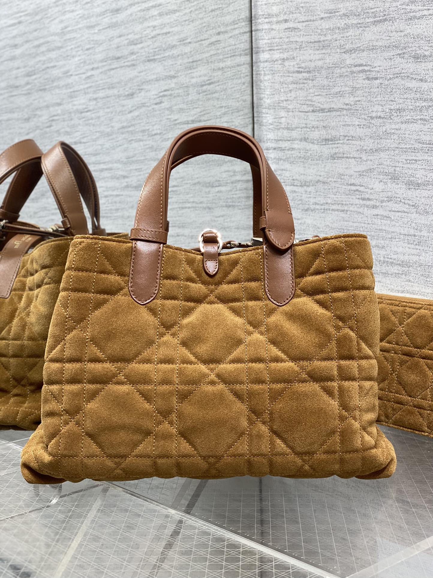 中号现货‼️Toujours系列秋冬最新绒面皮配皮系列，有点太美了，高颜值大包包，颜色非常清新，让人眼前