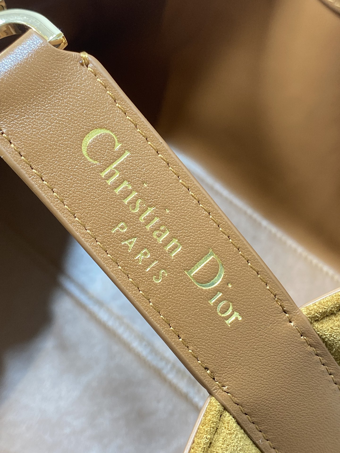 中号现货‼️Toujours系列秋冬最新绒面皮配皮系列，有点太美了，高颜值大包包，颜色非常清新，让人眼前