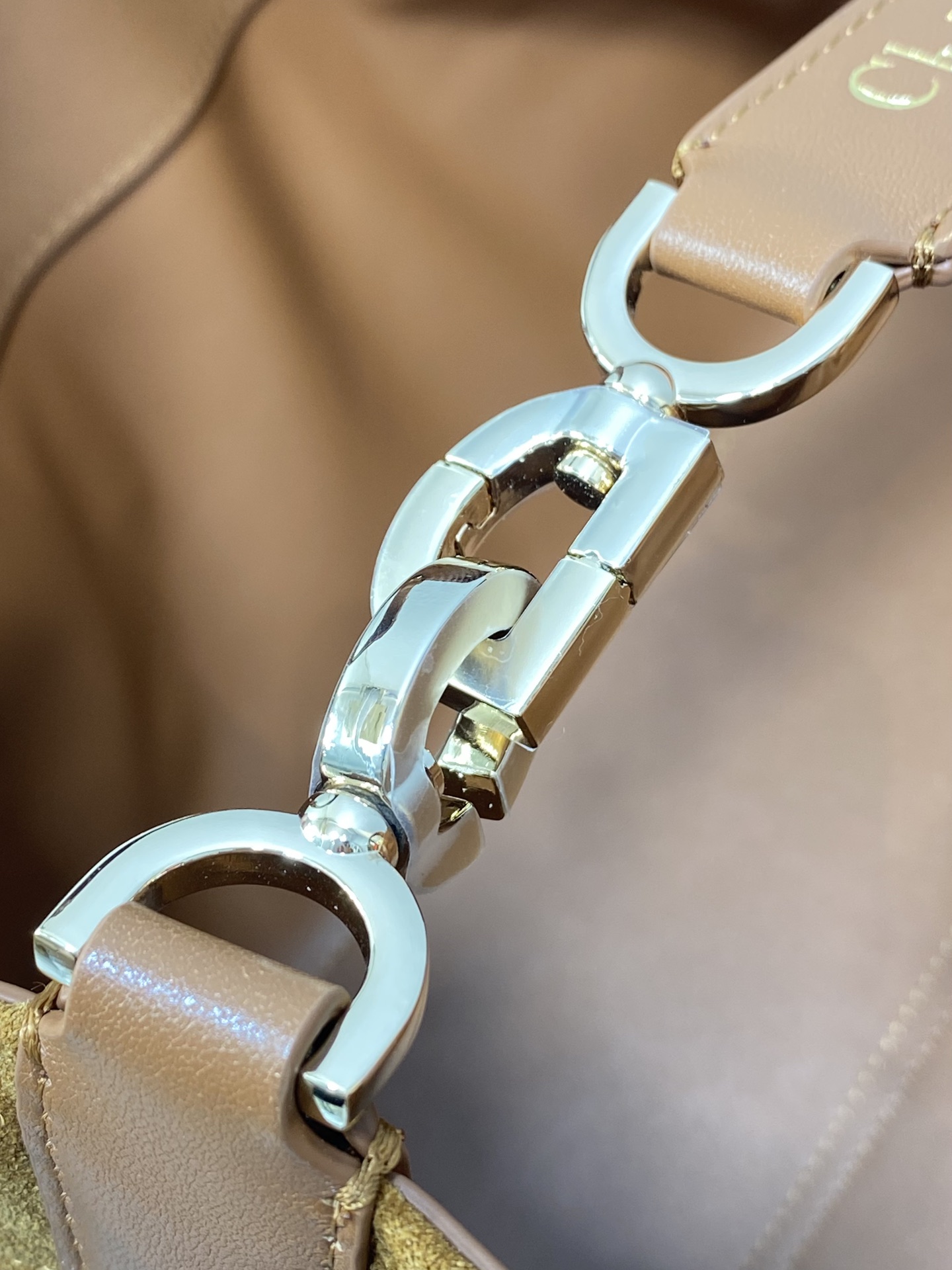 中号现货‼️Toujours系列秋冬最新绒面皮配皮系列，有点太美了，高颜值大包包，颜色非常清新，让人眼前