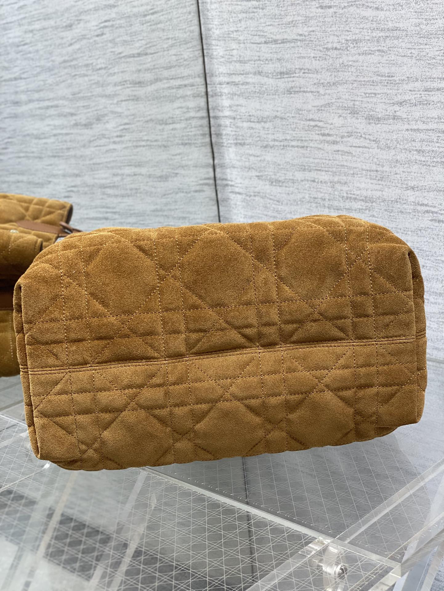 中号现货‼️Toujours系列秋冬最新绒面皮配皮系列，有点太美了，高颜值大包包，颜色非常清新，让人眼前