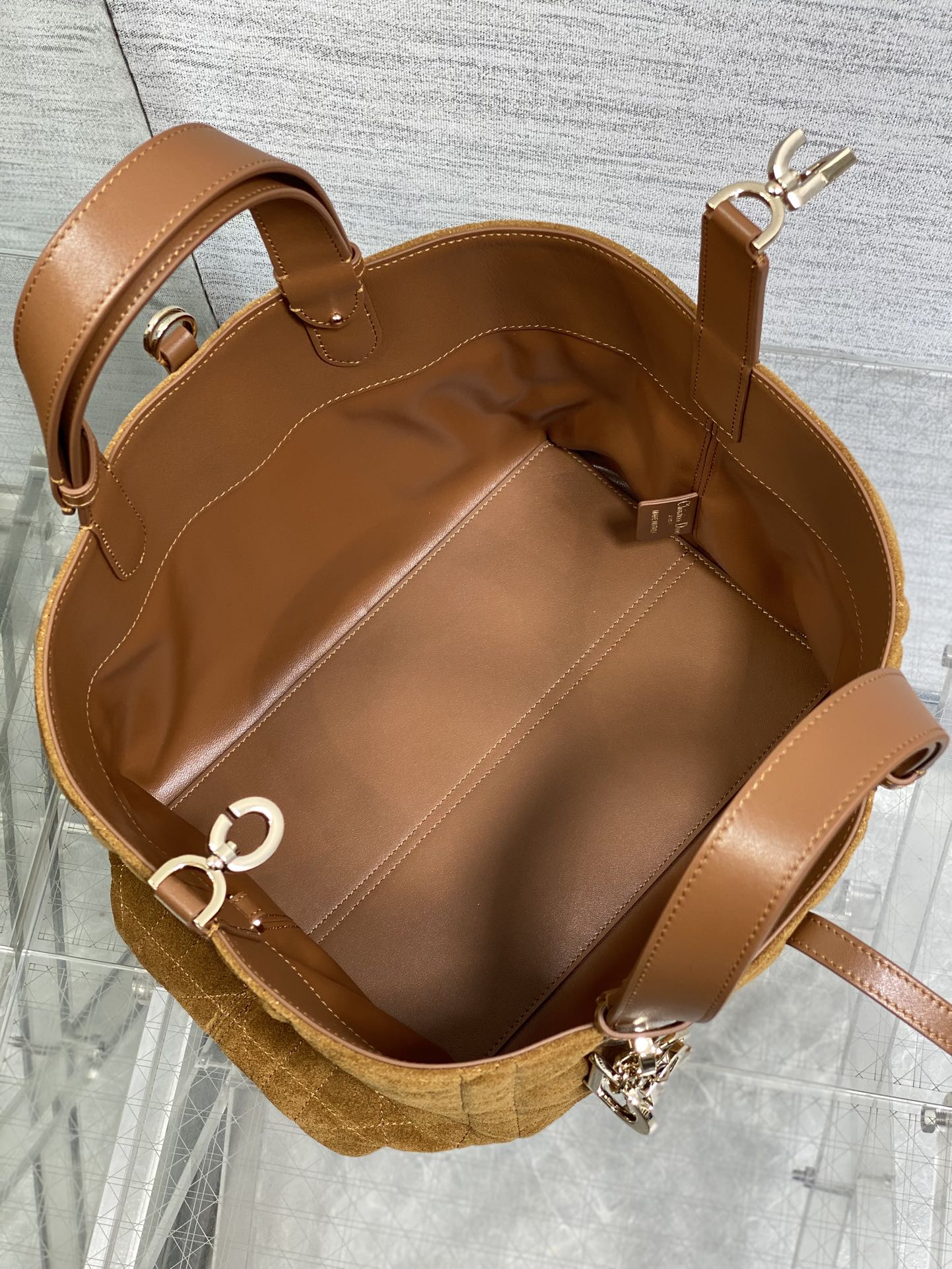 中号现货‼️Toujours系列秋冬最新绒面皮配皮系列，有点太美了，高颜值大包包，颜色非常清新，让人眼前