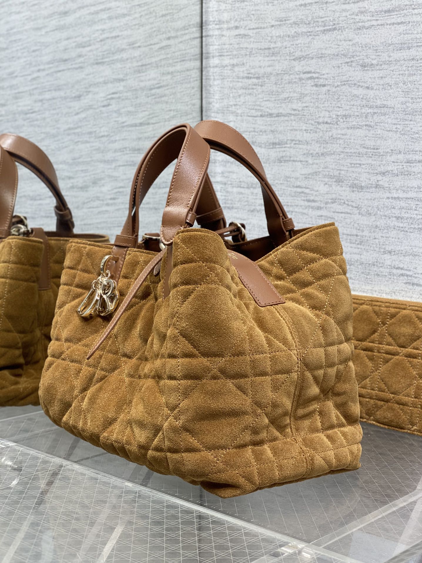 中号现货‼️Toujours系列秋冬最新绒面皮配皮系列，有点太美了，高颜值大包包，颜色非常清新，让人眼前