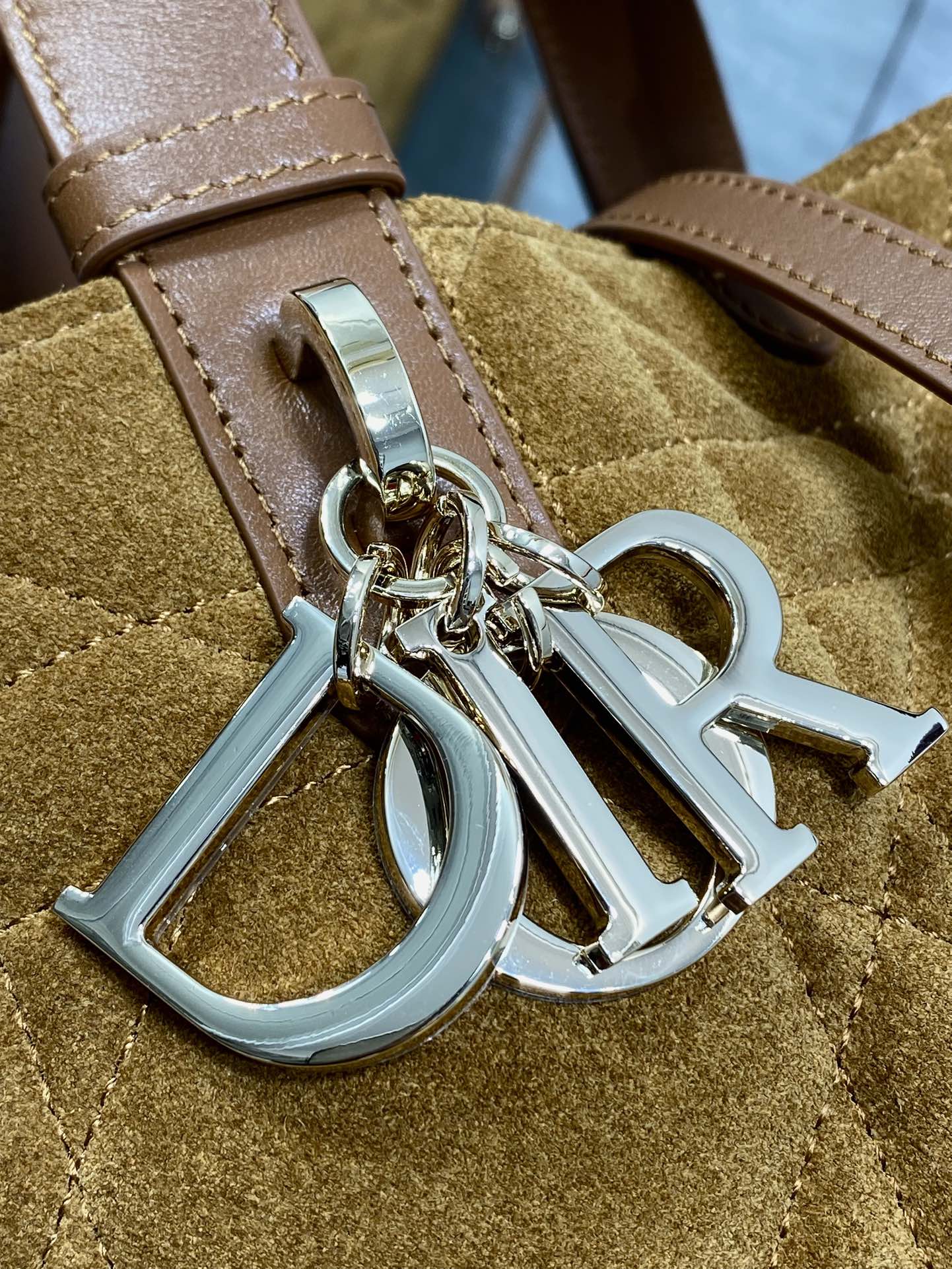 中号现货‼️Toujours系列秋冬最新绒面皮配皮系列，有点太美了，高颜值大包包，颜色非常清新，让人眼前