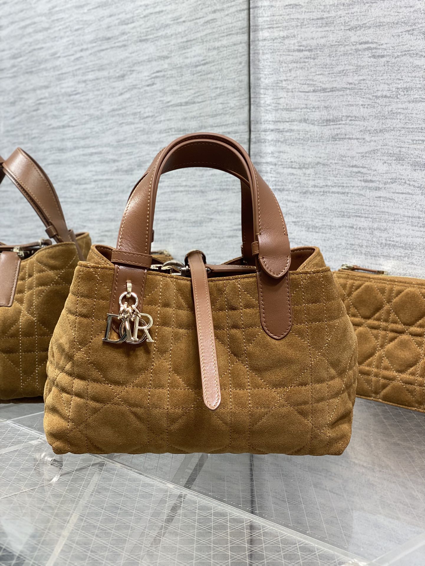 小号现货‼️Toujours系列秋冬最新绒面皮系列，有点太美了，高颜值大包包，颜色非常清新，让人眼前一亮