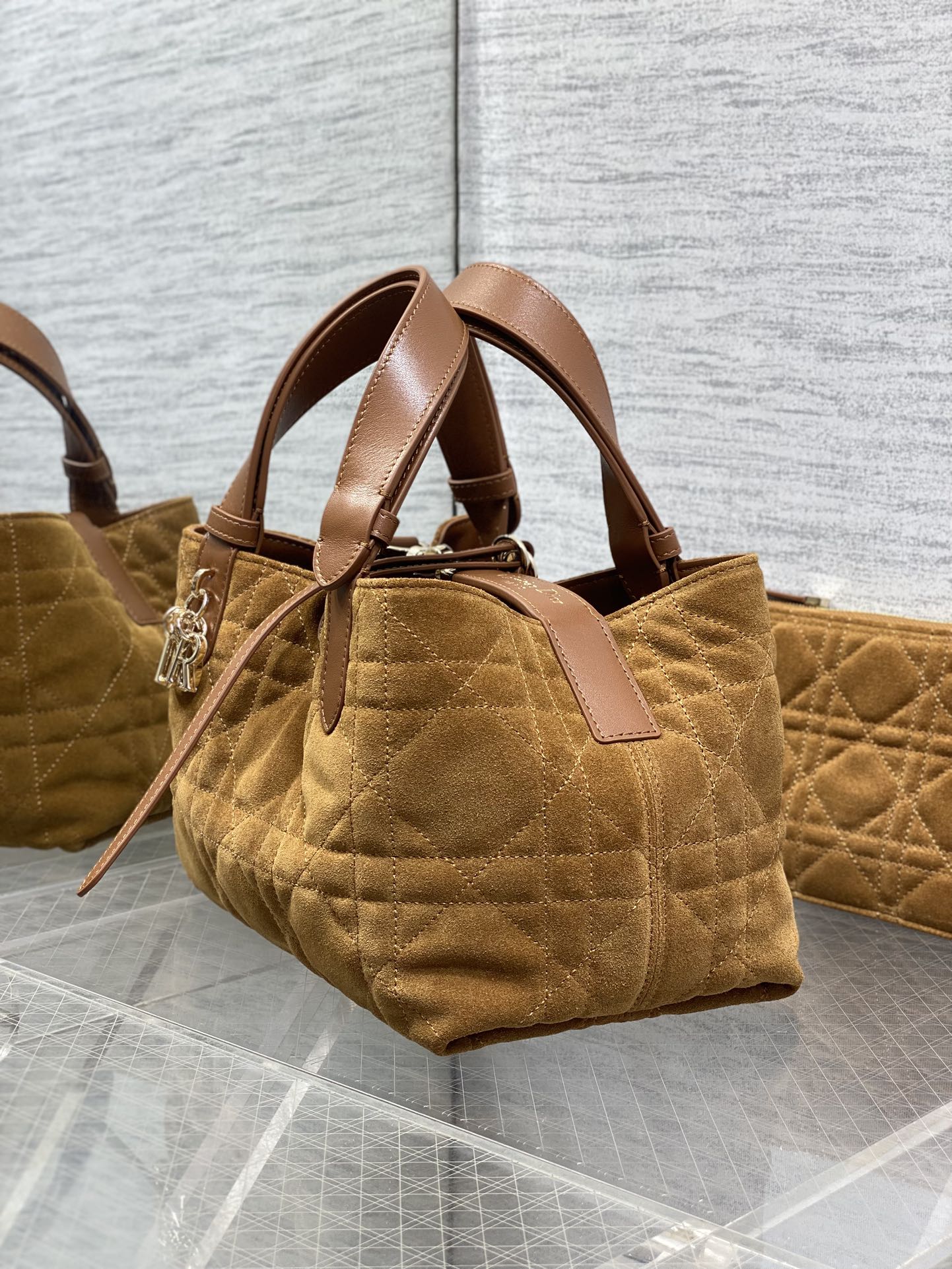 小号现货‼️Toujours系列秋冬最新绒面皮系列，有点太美了，高颜值大包包，颜色非常清新，让人眼前一亮