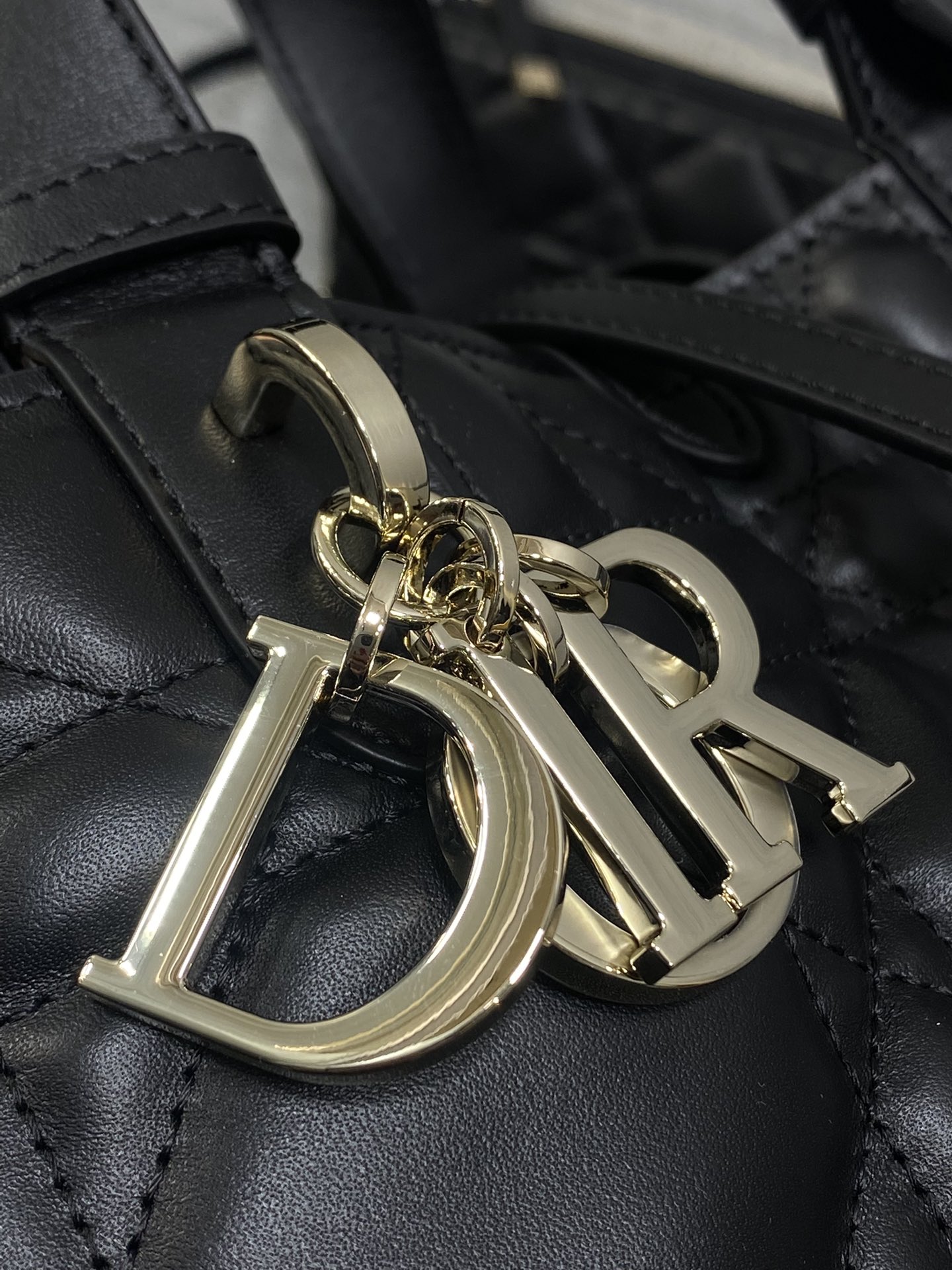 黑色中号现货‼️全新升级版本，内里牛皮羊纹带着 Toujours 去旅行，超大菱格的设计，搭配经典的字母