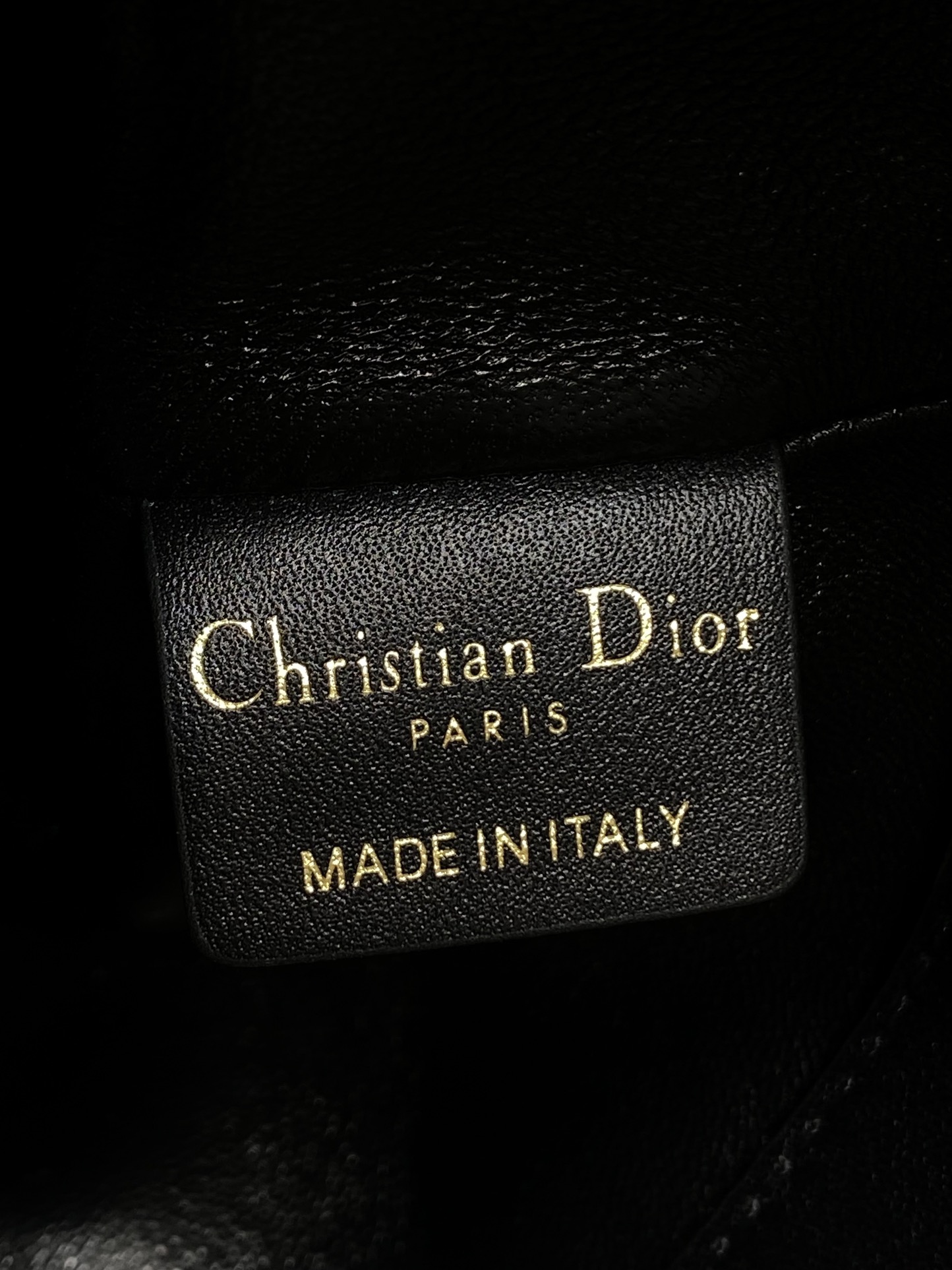 黑色中号现货‼️全新升级版本，内里牛皮羊纹带着 Toujours 去旅行，超大菱格的设计，搭配经典的字母