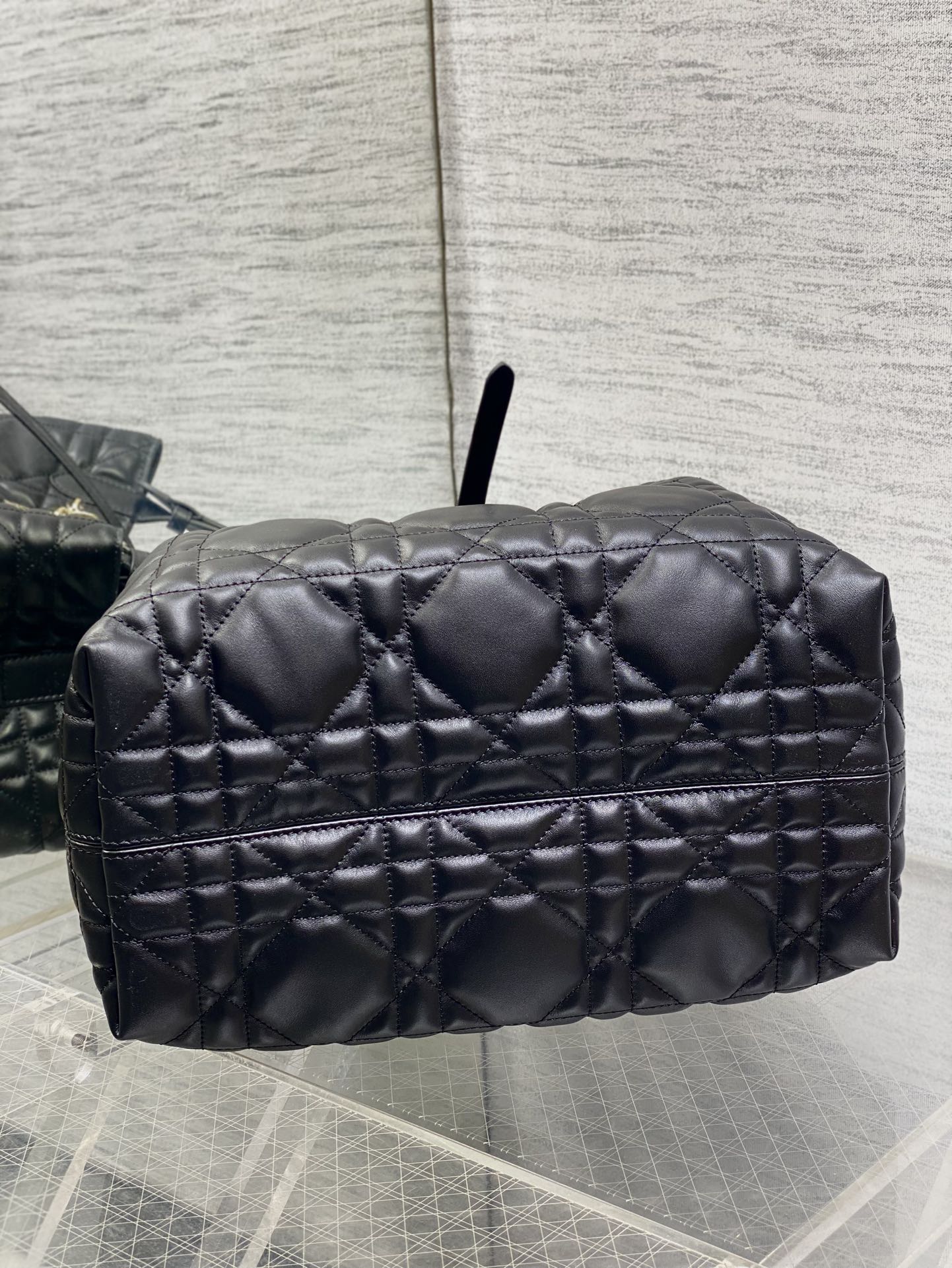 黑色中号现货‼️全新升级版本，内里牛皮羊纹带着 Toujours 去旅行，超大菱格的设计，搭配经典的字母