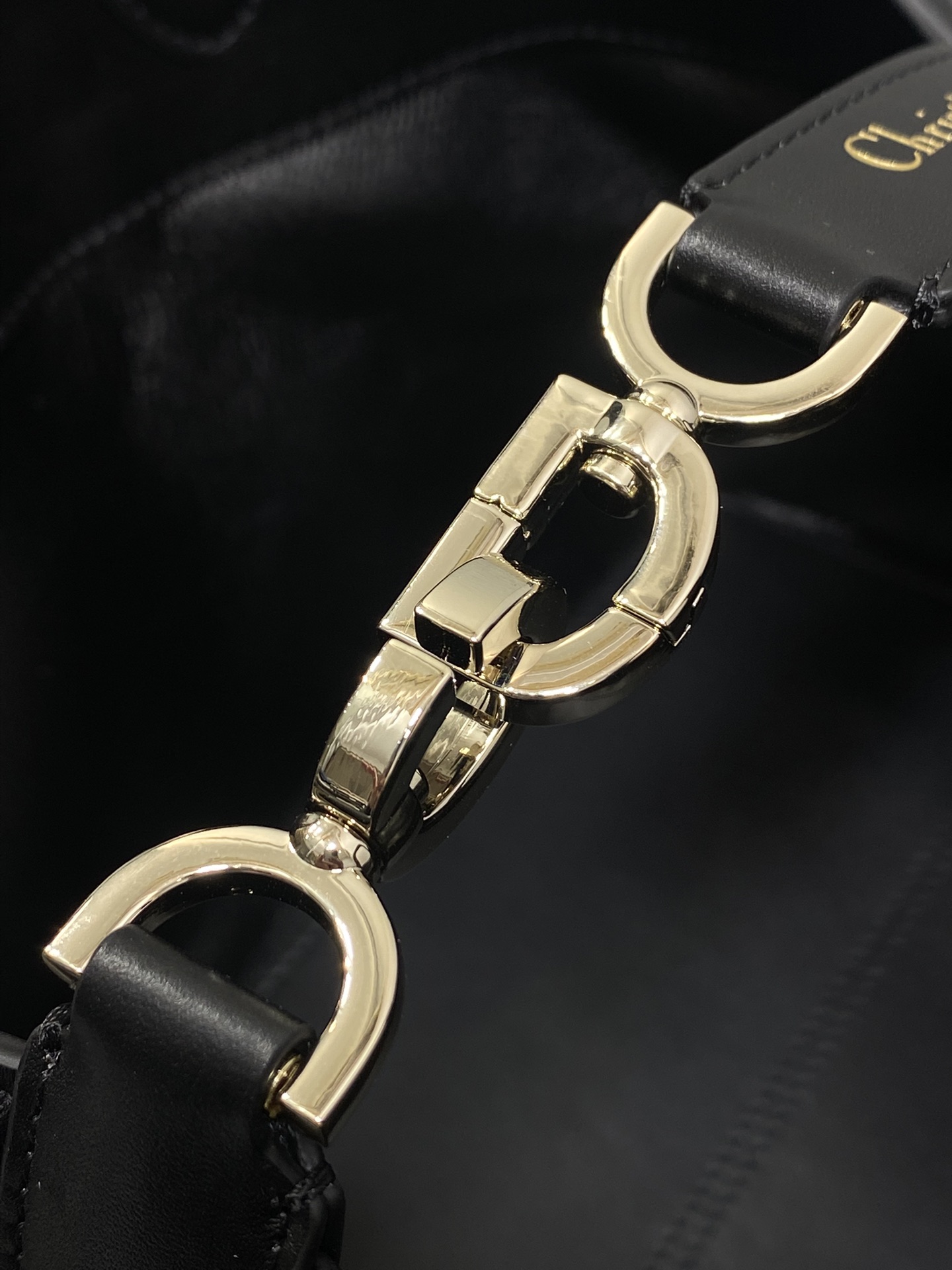 黑色中号现货‼️全新升级版本，内里牛皮羊纹带着 Toujours 去旅行，超大菱格的设计，搭配经典的字母