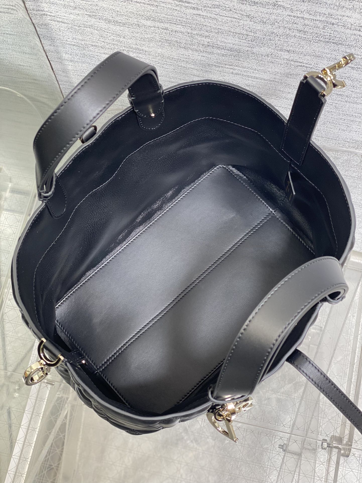 黑色中号现货‼️全新升级版本，内里牛皮羊纹带着 Toujours 去旅行，超大菱格的设计，搭配经典的字母