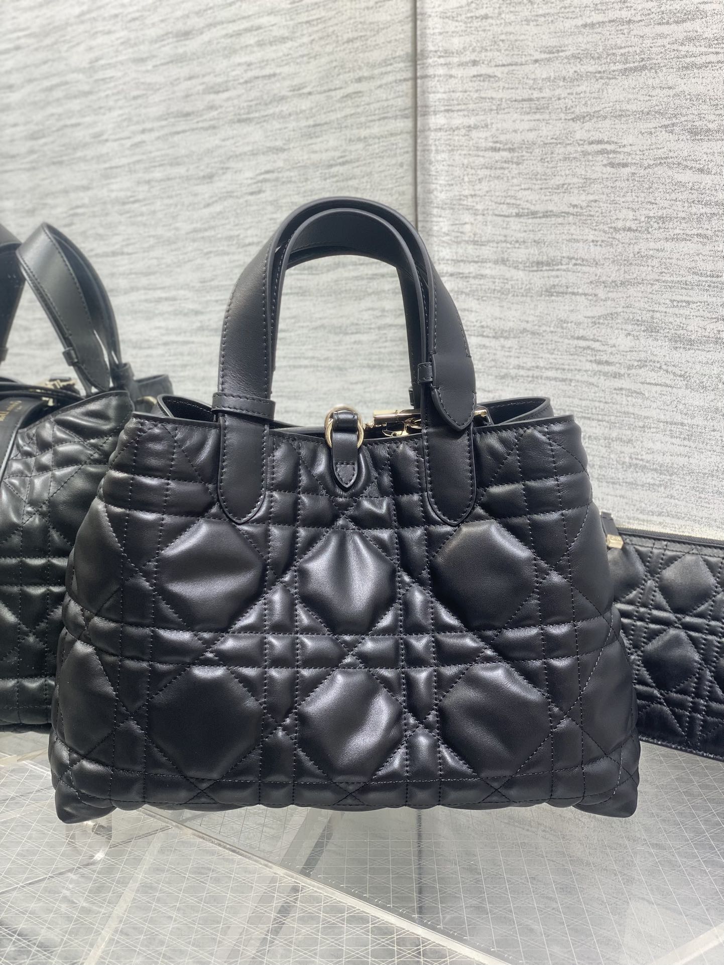 黑色中号现货‼️全新升级版本，内里牛皮羊纹带着 Toujours 去旅行，超大菱格的设计，搭配经典的字母