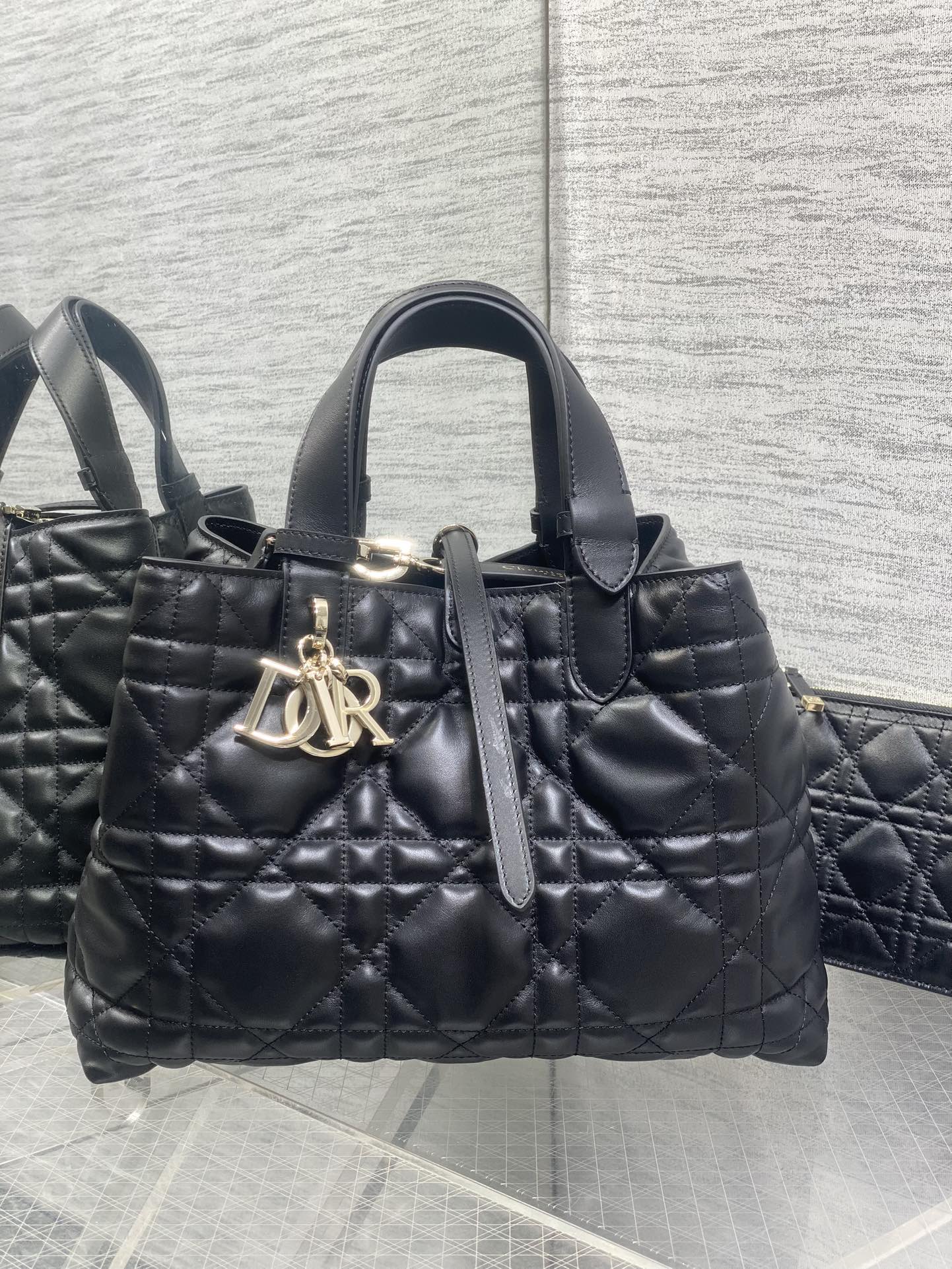 黑色中号现货‼️全新升级版本，内里牛皮羊纹带着 Toujours 去旅行，超大菱格的设计，搭配经典的字母