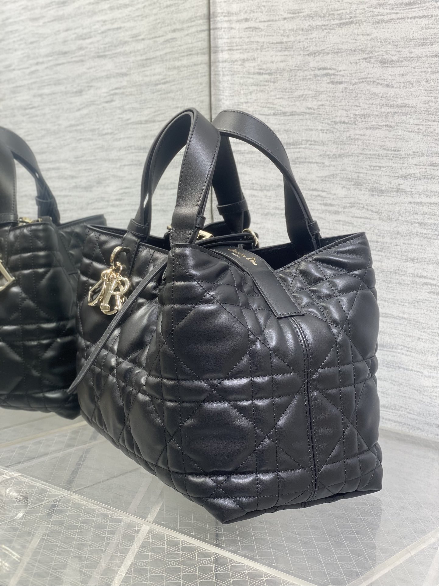 黑色中号现货‼️全新升级版本，内里牛皮羊纹带着 Toujours 去旅行，超大菱格的设计，搭配经典的字母