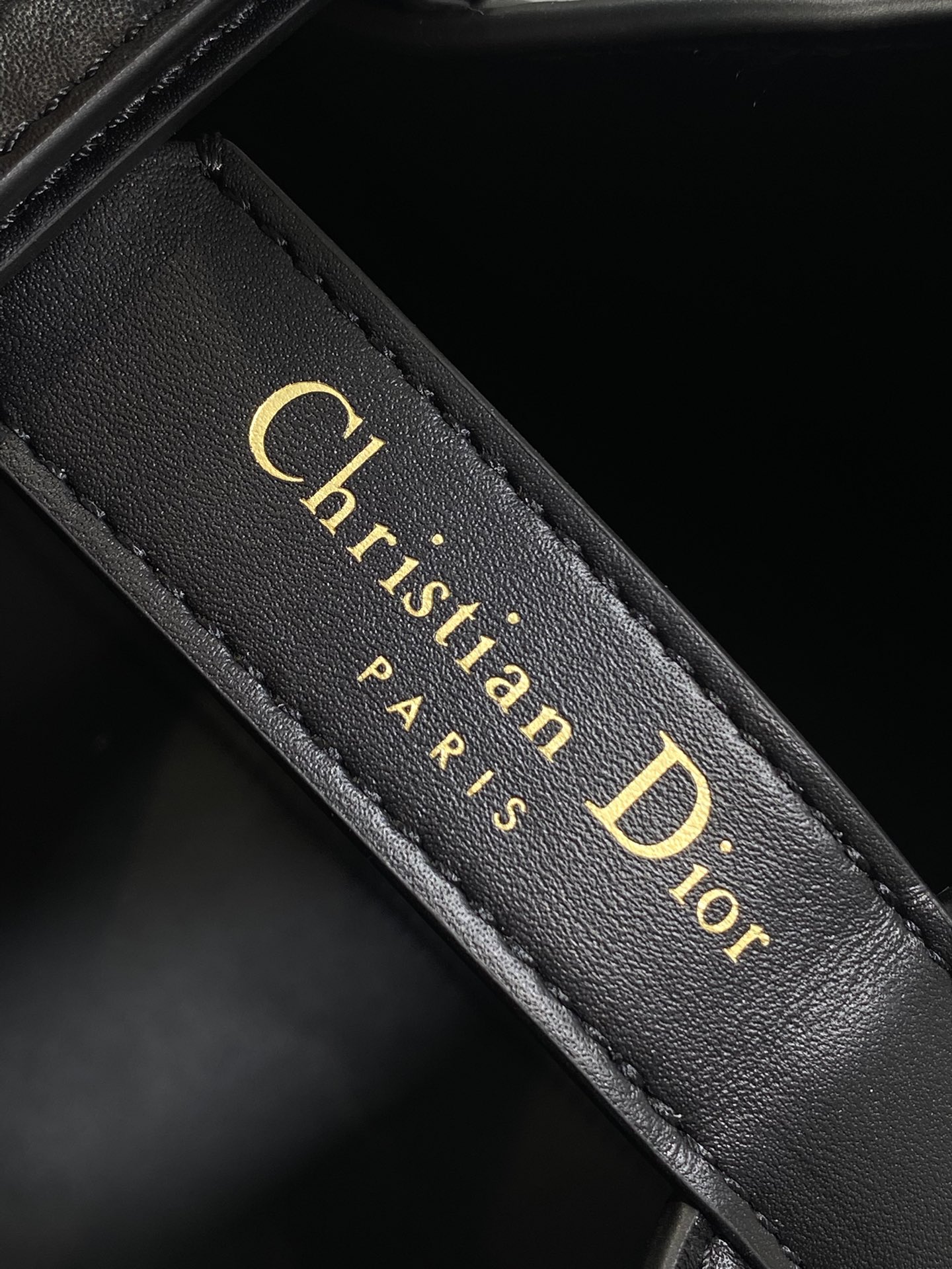 黑色中号现货‼️全新升级版本，内里牛皮羊纹带着 Toujours 去旅行，超大菱格的设计，搭配经典的字母