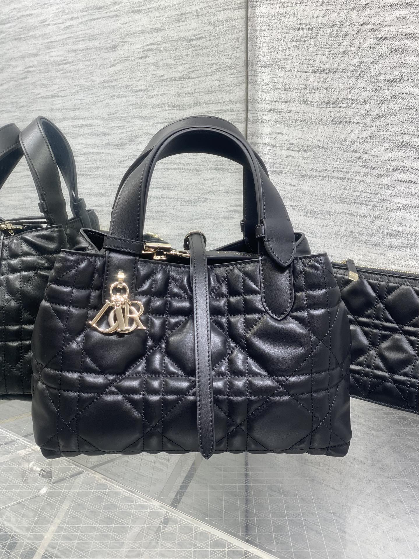 小号黑色‼️全新升级版本，内里牛皮羊纹带着 Toujours 去旅行，超大菱格的设计，搭配经典的字母配饰