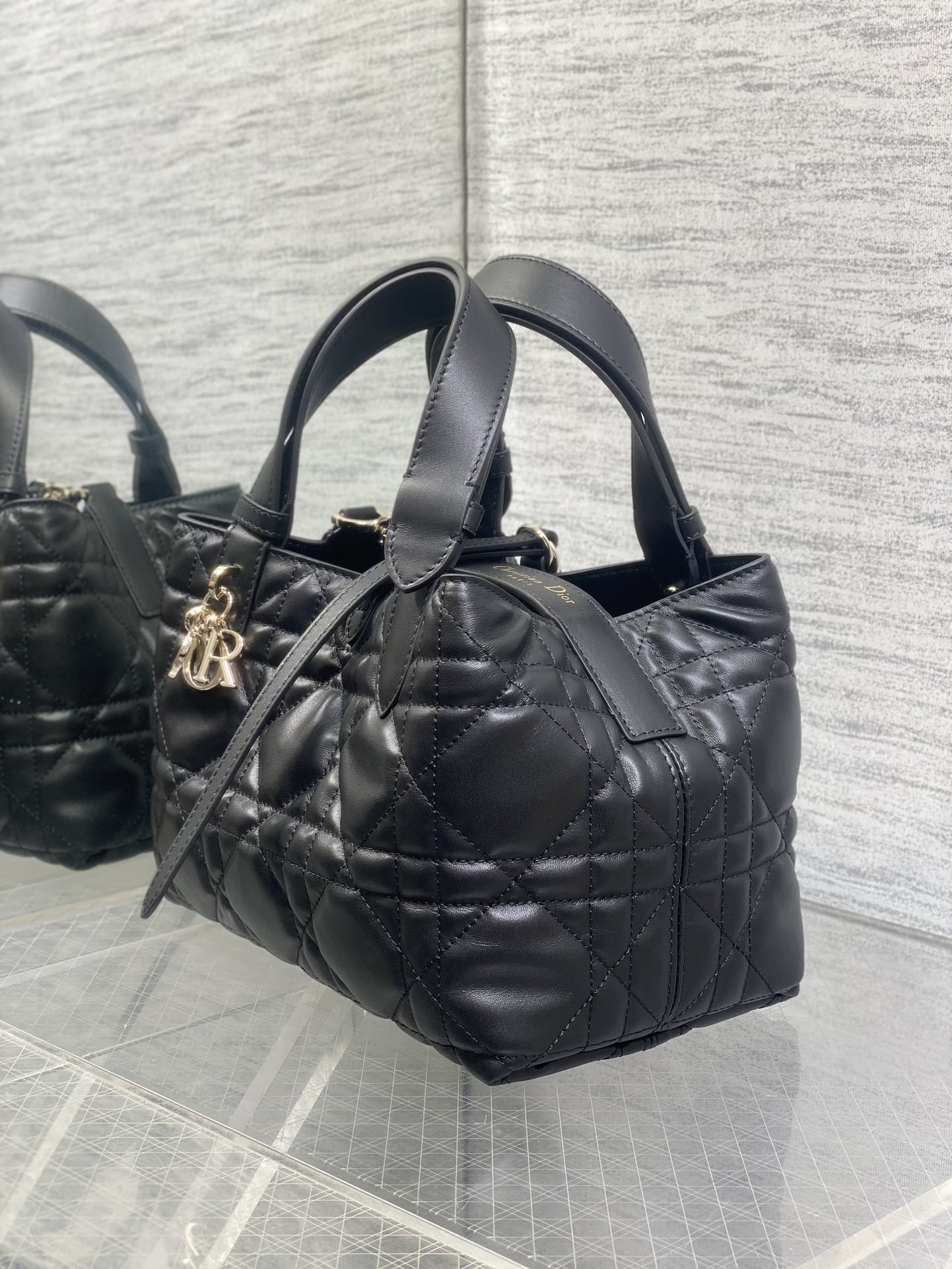 小号黑色‼️全新升级版本，内里牛皮羊纹带着 Toujours 去旅行，超大菱格的设计，搭配经典的字母配饰