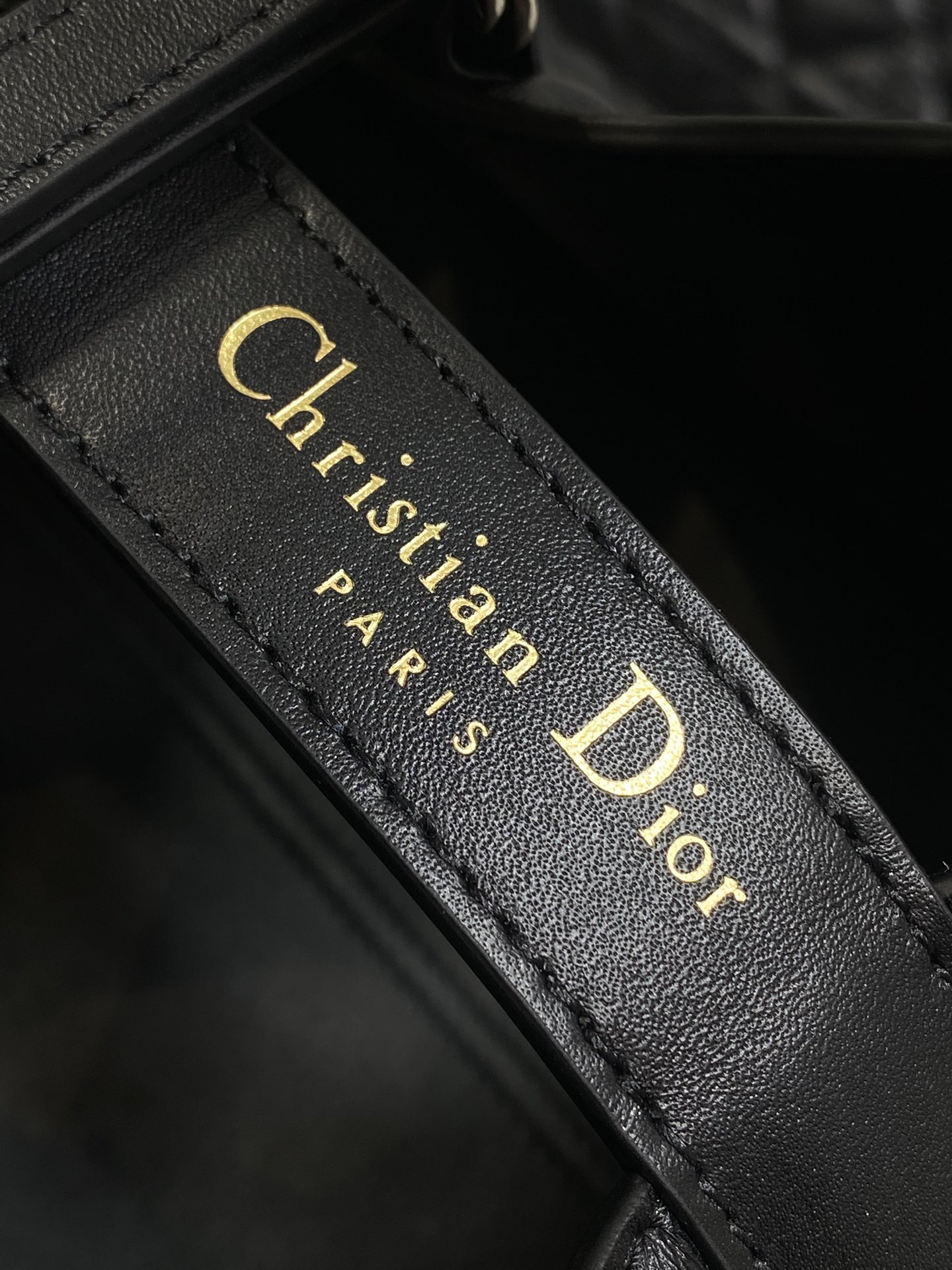 小号黑色‼️全新升级版本，内里牛皮羊纹带着 Toujours 去旅行，超大菱格的设计，搭配经典的字母配饰