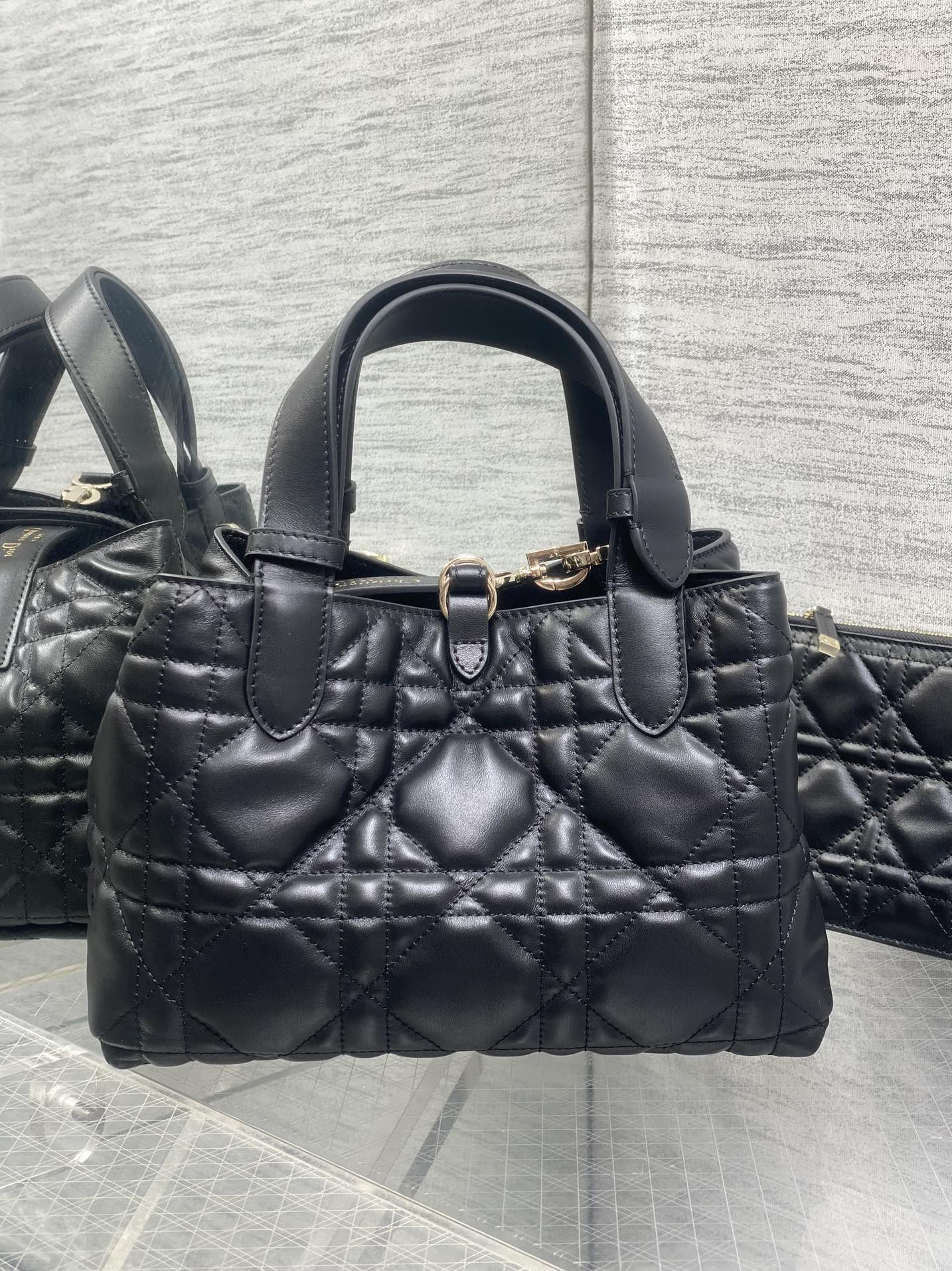 小号黑色‼️全新升级版本，内里牛皮羊纹带着 Toujours 去旅行，超大菱格的设计，搭配经典的字母配饰