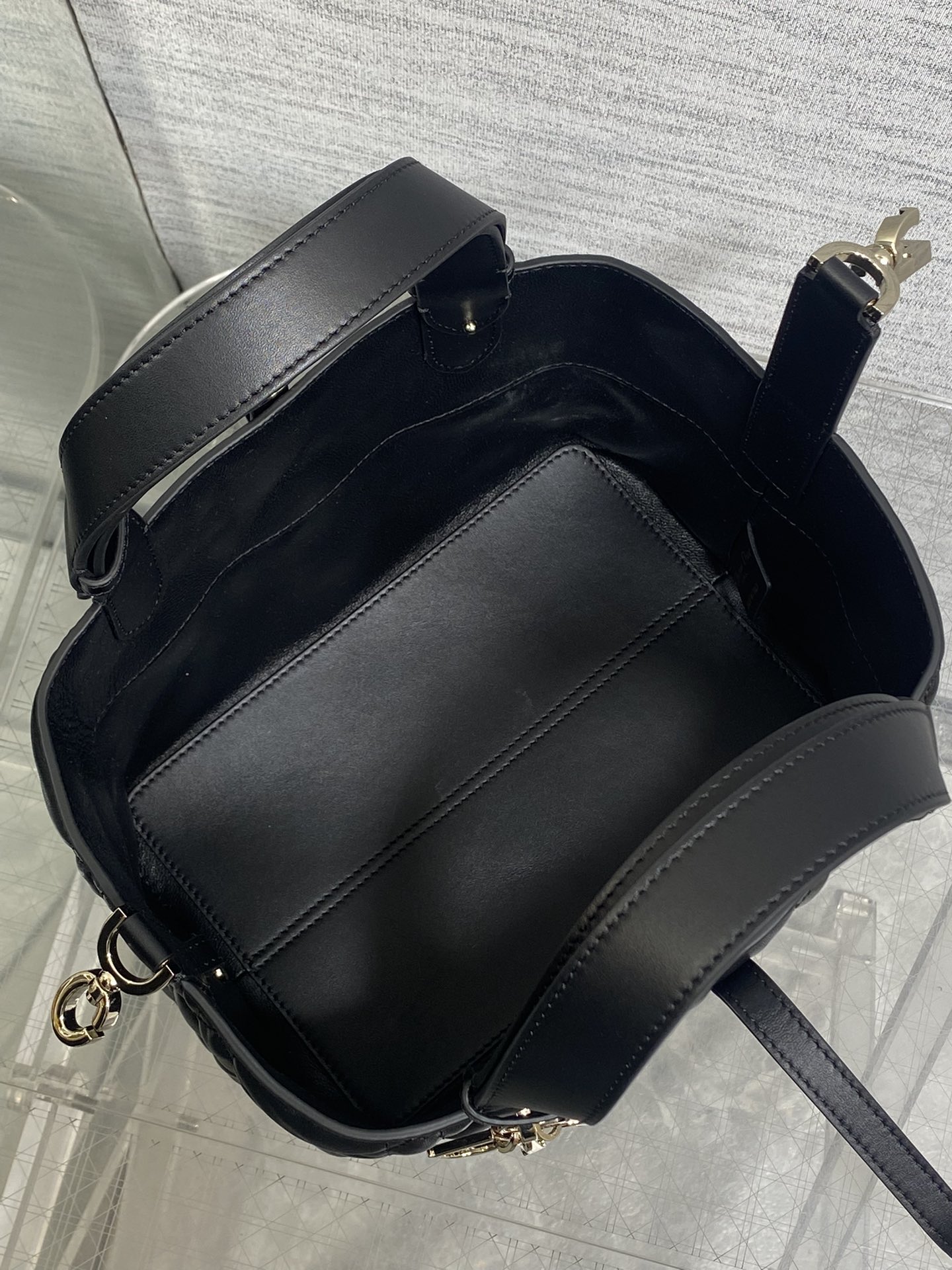 小号黑色‼️全新升级版本，内里牛皮羊纹带着 Toujours 去旅行，超大菱格的设计，搭配经典的字母配饰