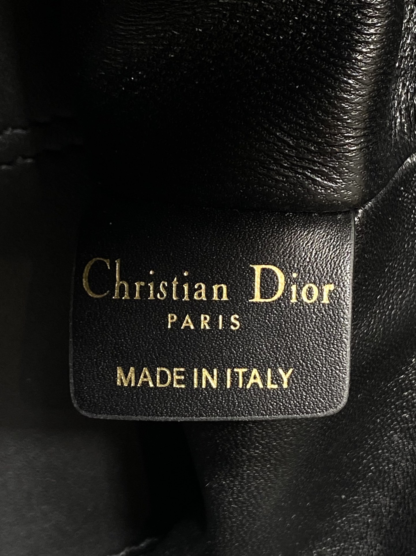 小号黑色‼️全新升级版本，内里牛皮羊纹带着 Toujours 去旅行，超大菱格的设计，搭配经典的字母配饰