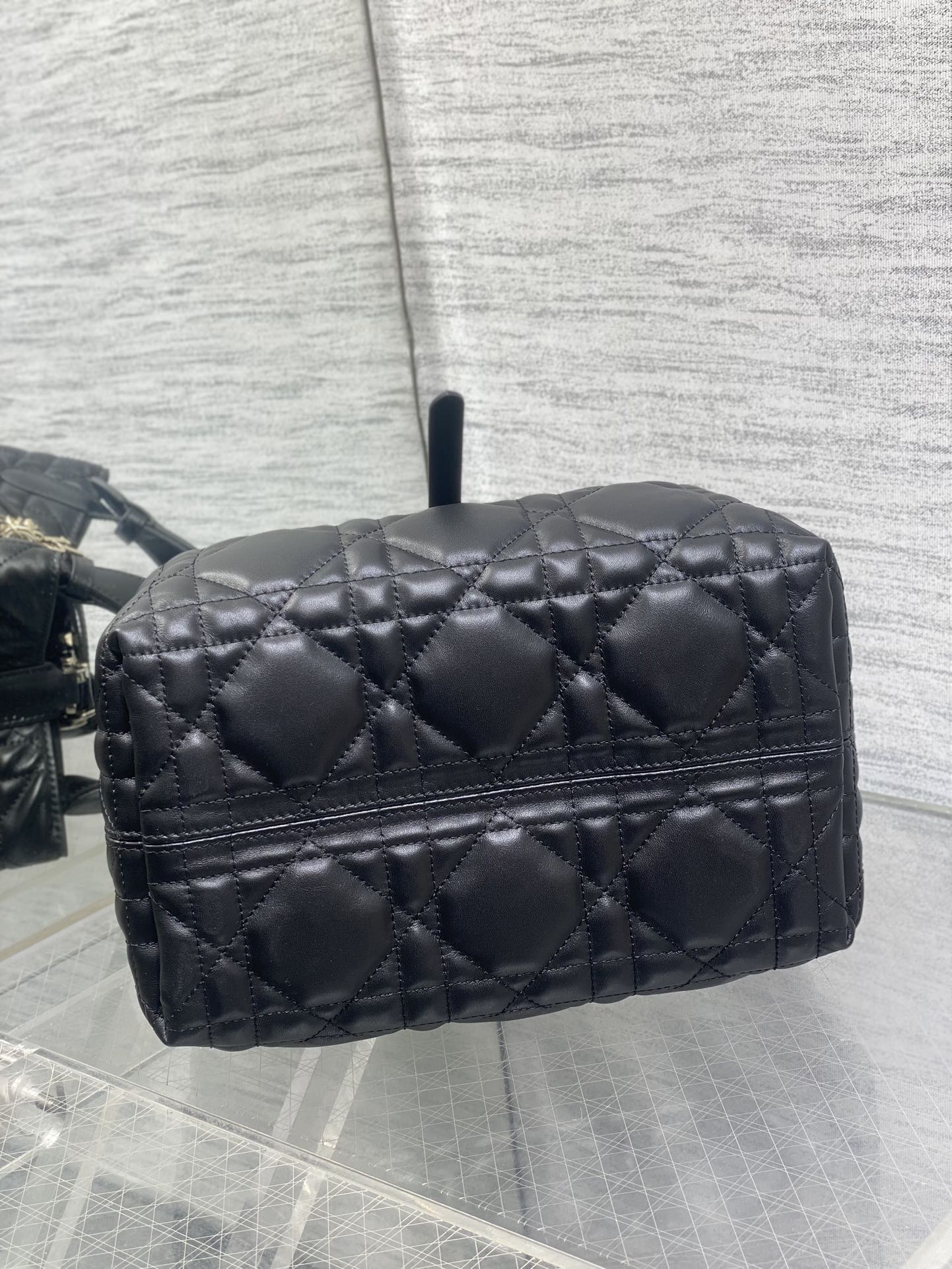 小号黑色‼️全新升级版本，内里牛皮羊纹带着 Toujours 去旅行，超大菱格的设计，搭配经典的字母配饰